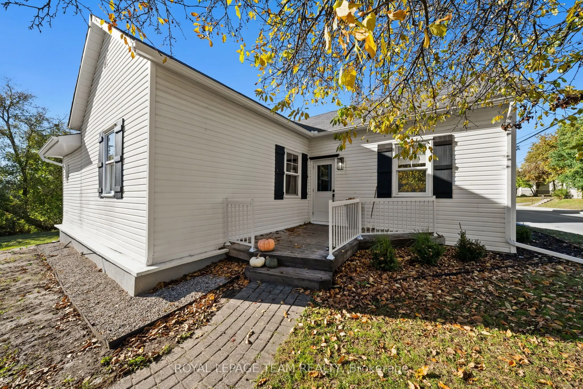 5584 Manotick Main Street