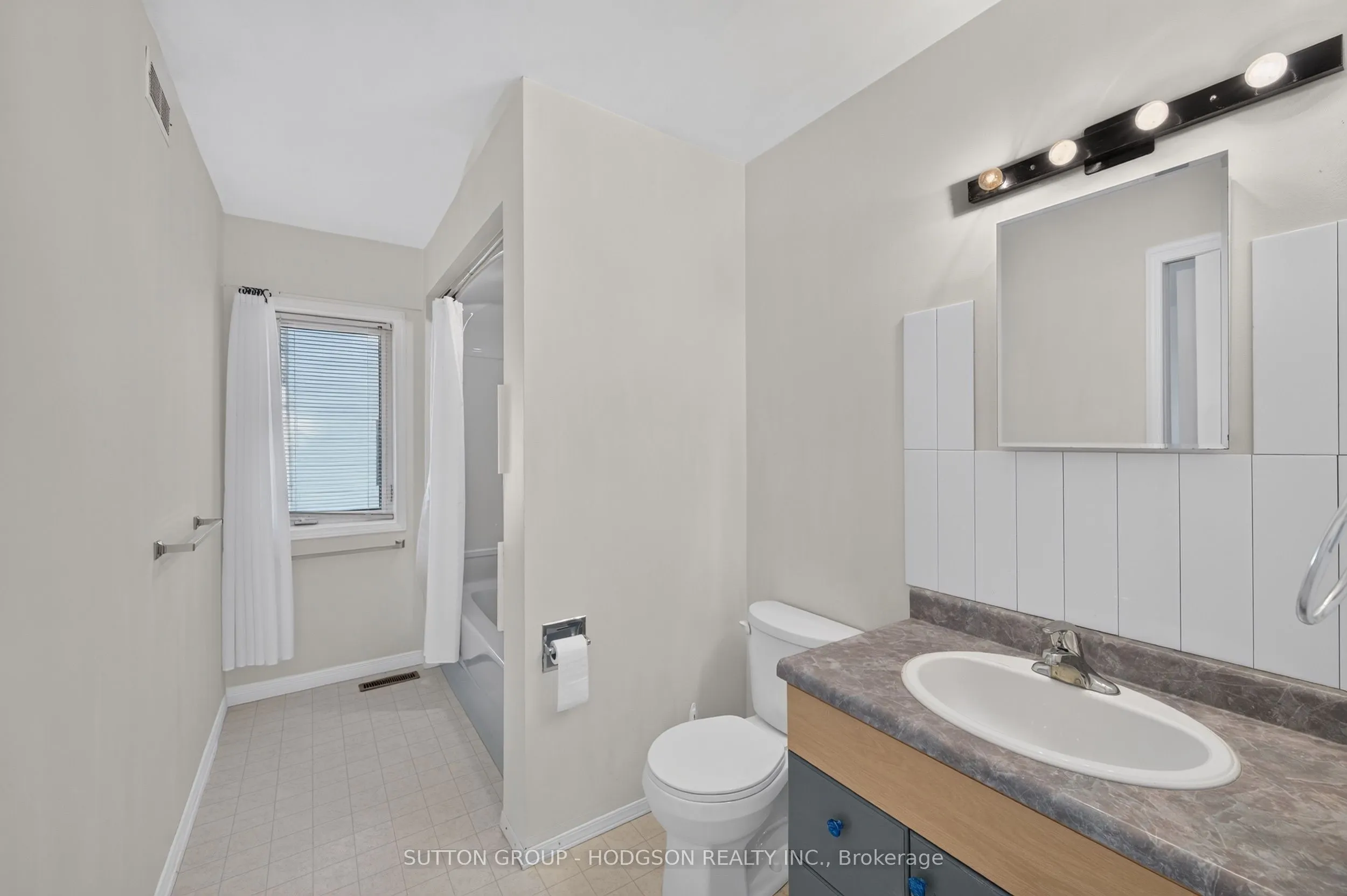 105 Tecumseh Avenue W