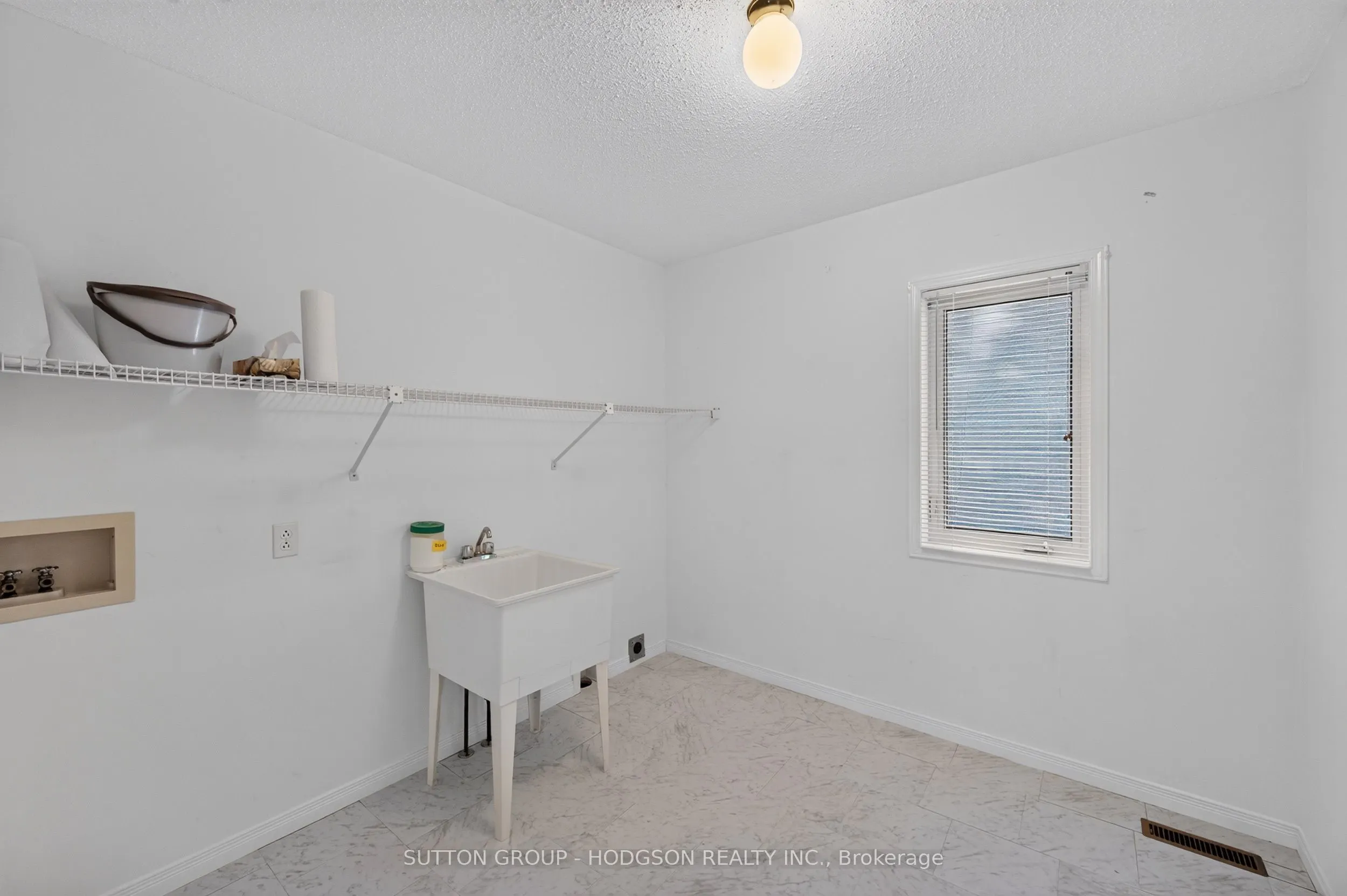 105 Tecumseh Avenue W
