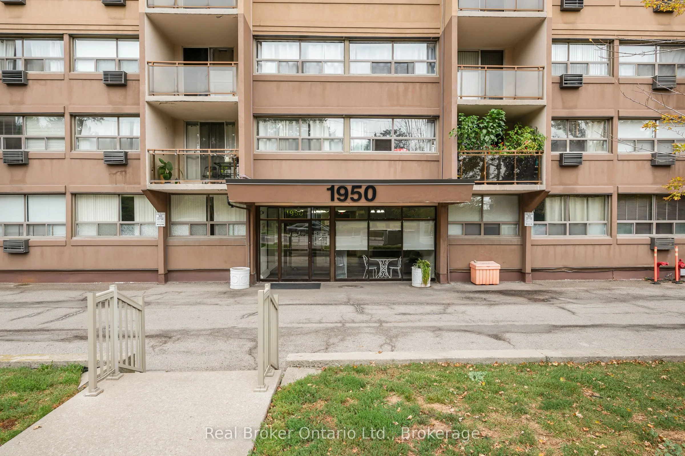 1950 Main Street W #802