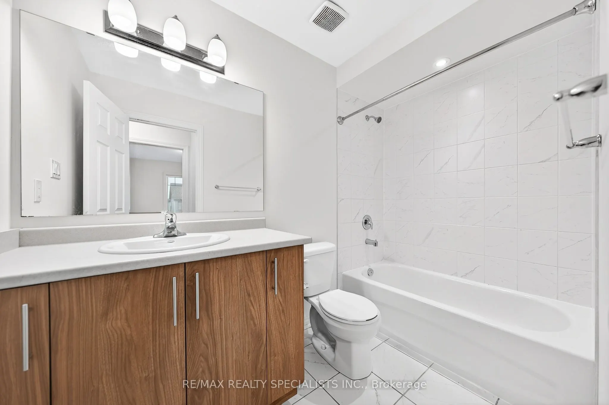 27 Harpin Way W