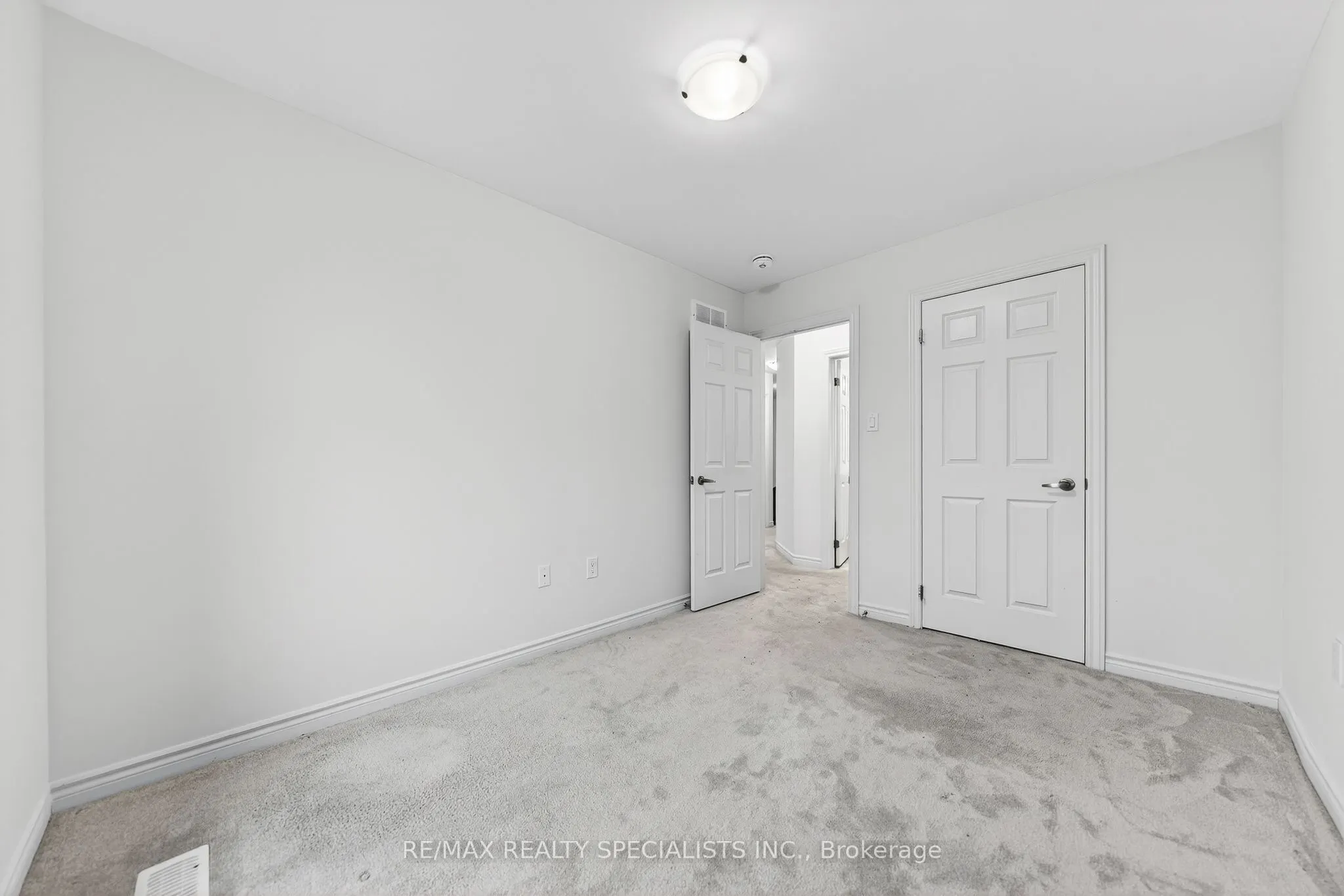 27 Harpin Way W