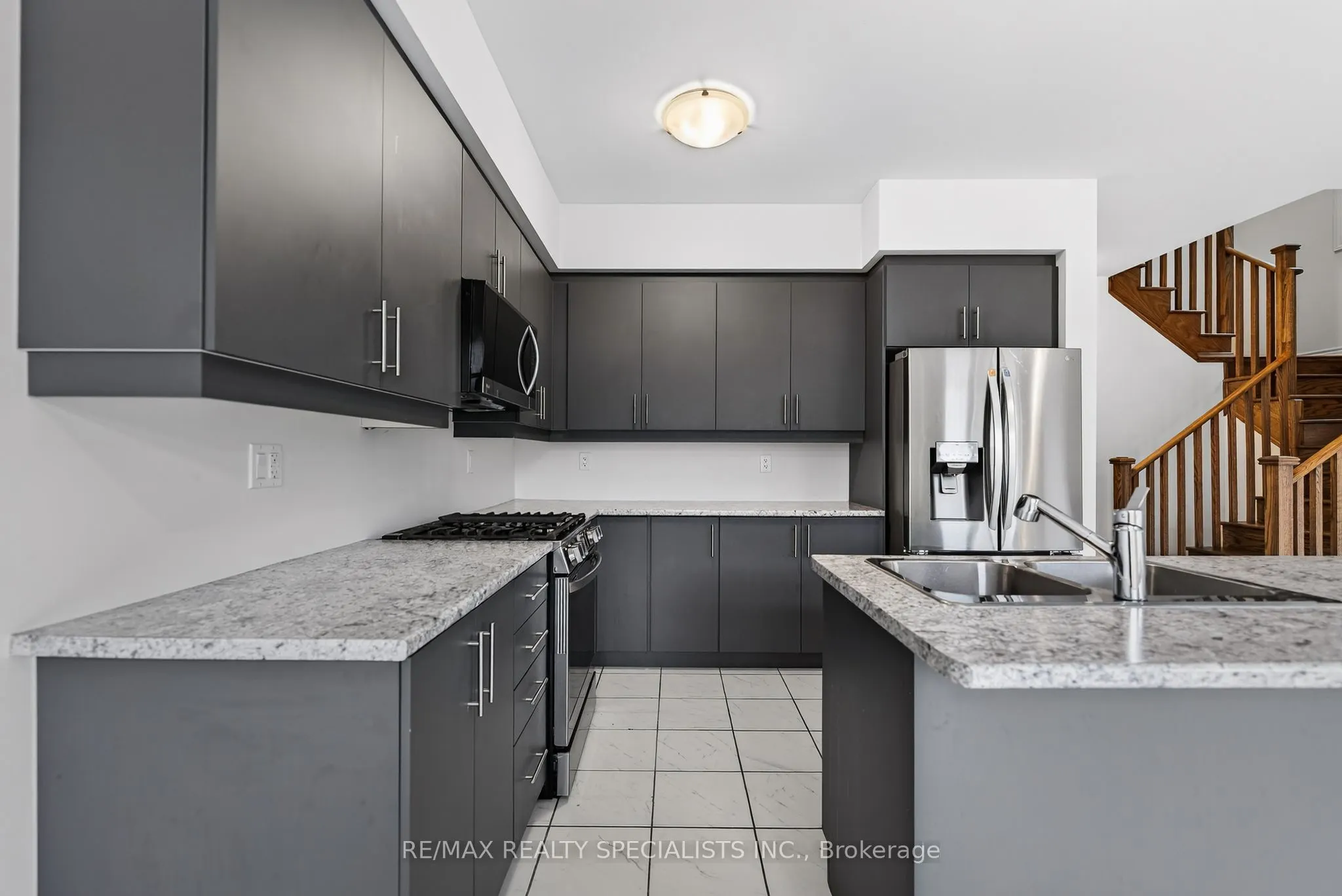 27 Harpin Way W