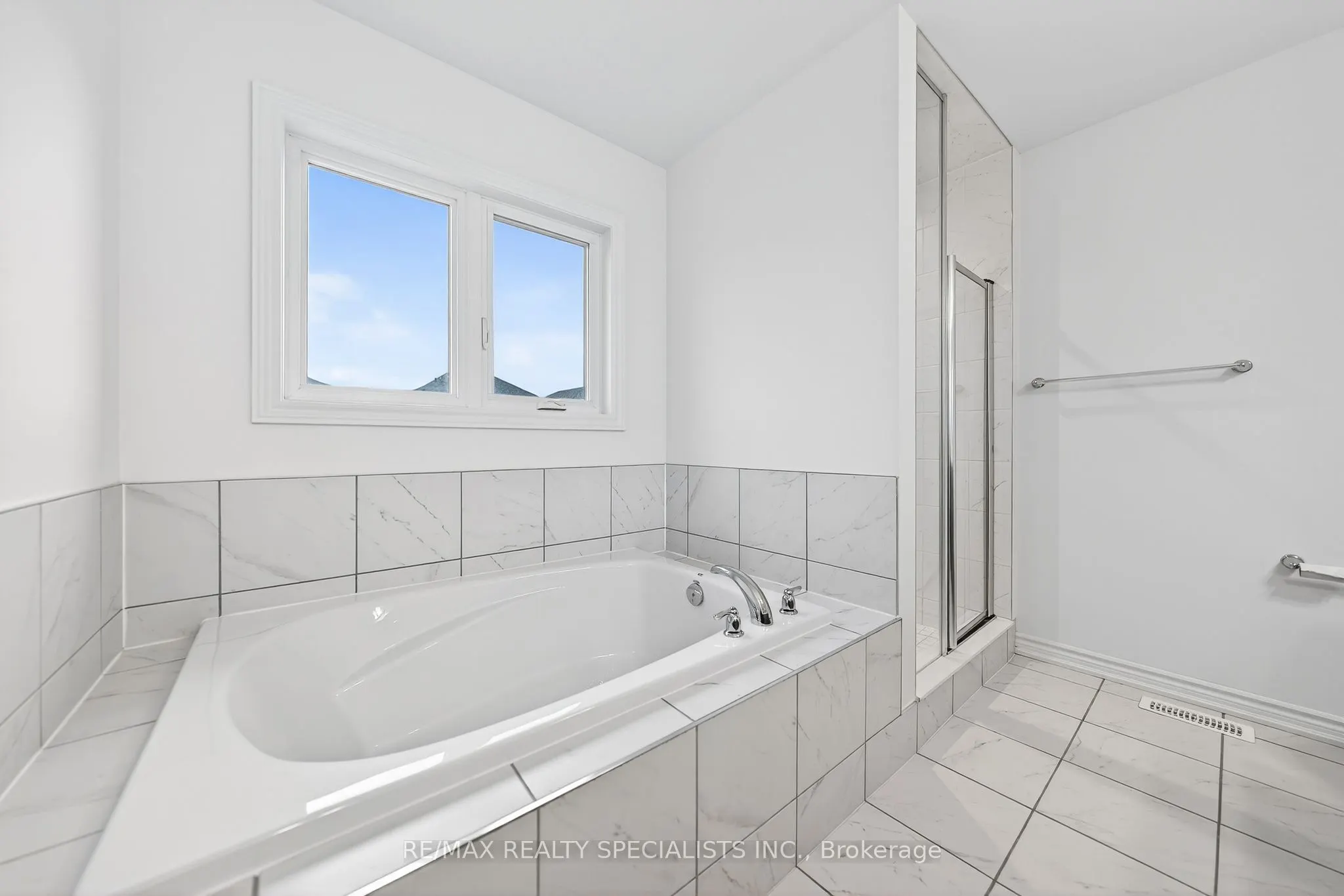 27 Harpin Way W