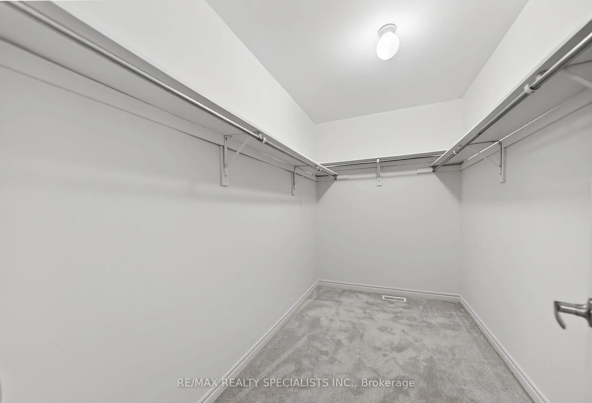 27 Harpin Way W