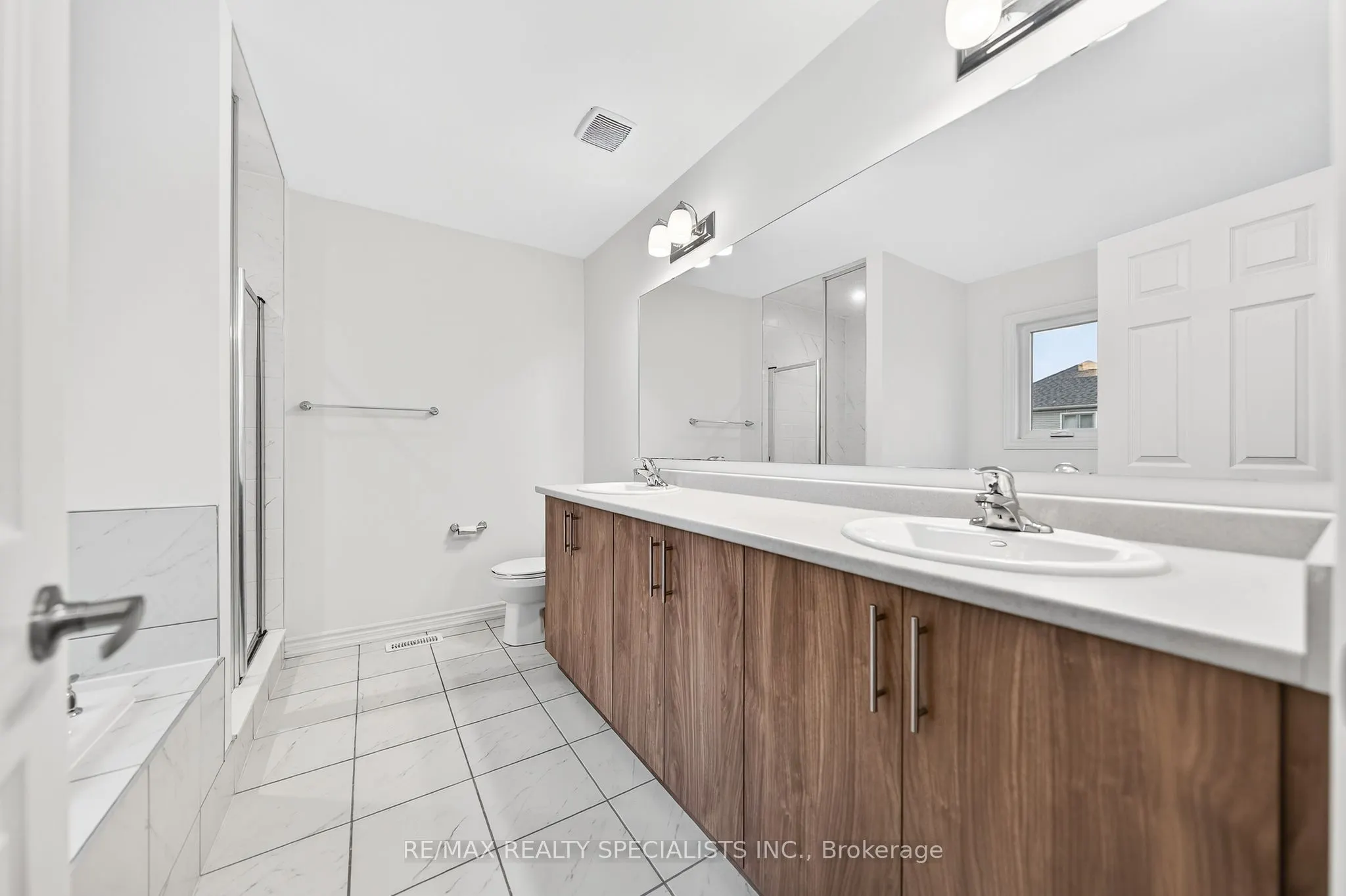 27 Harpin Way W