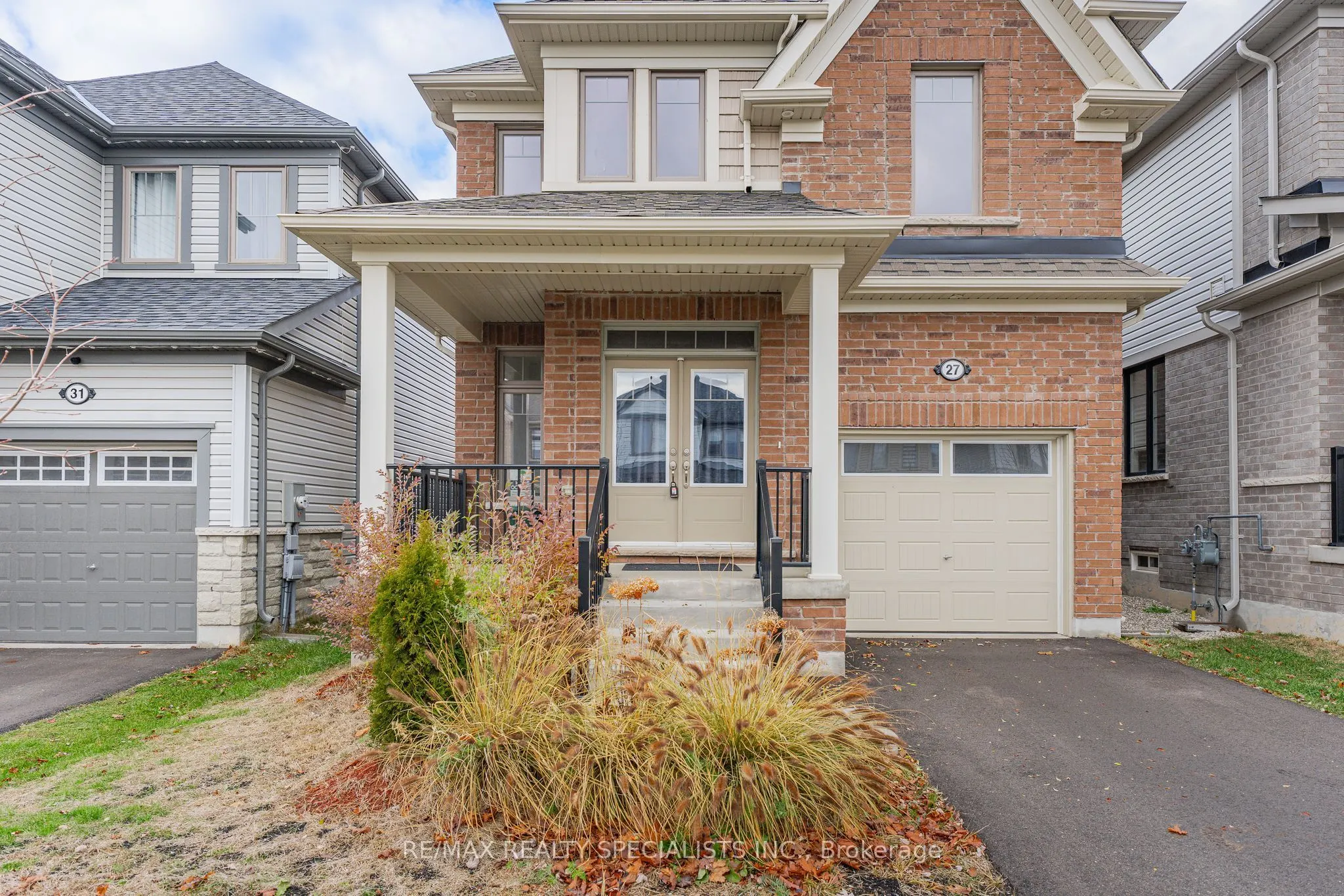 27 Harpin Way W