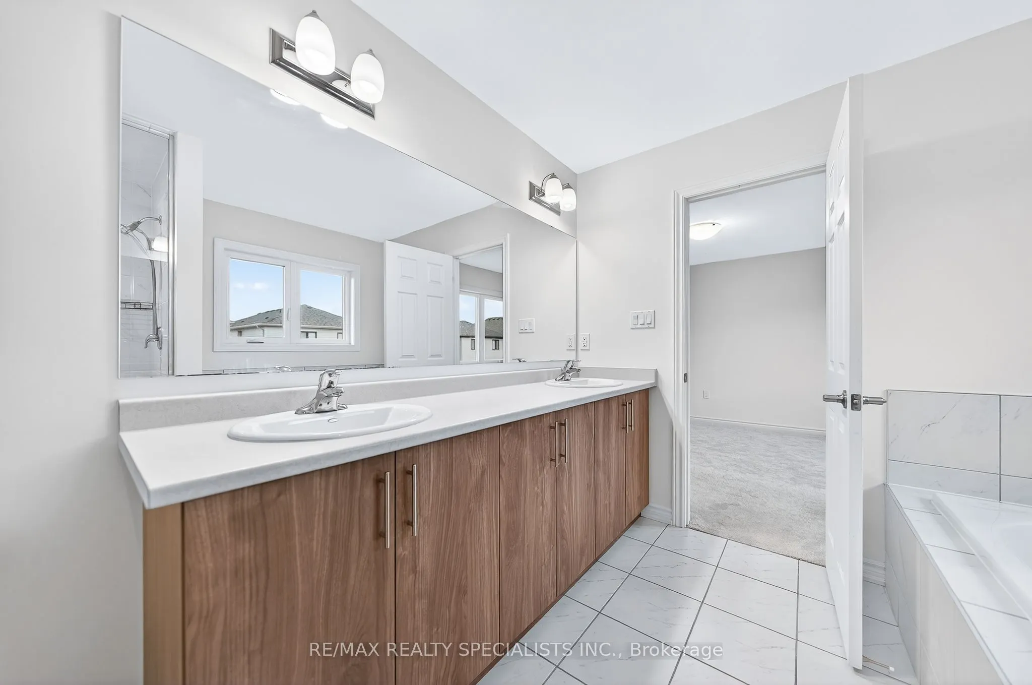 27 Harpin Way W