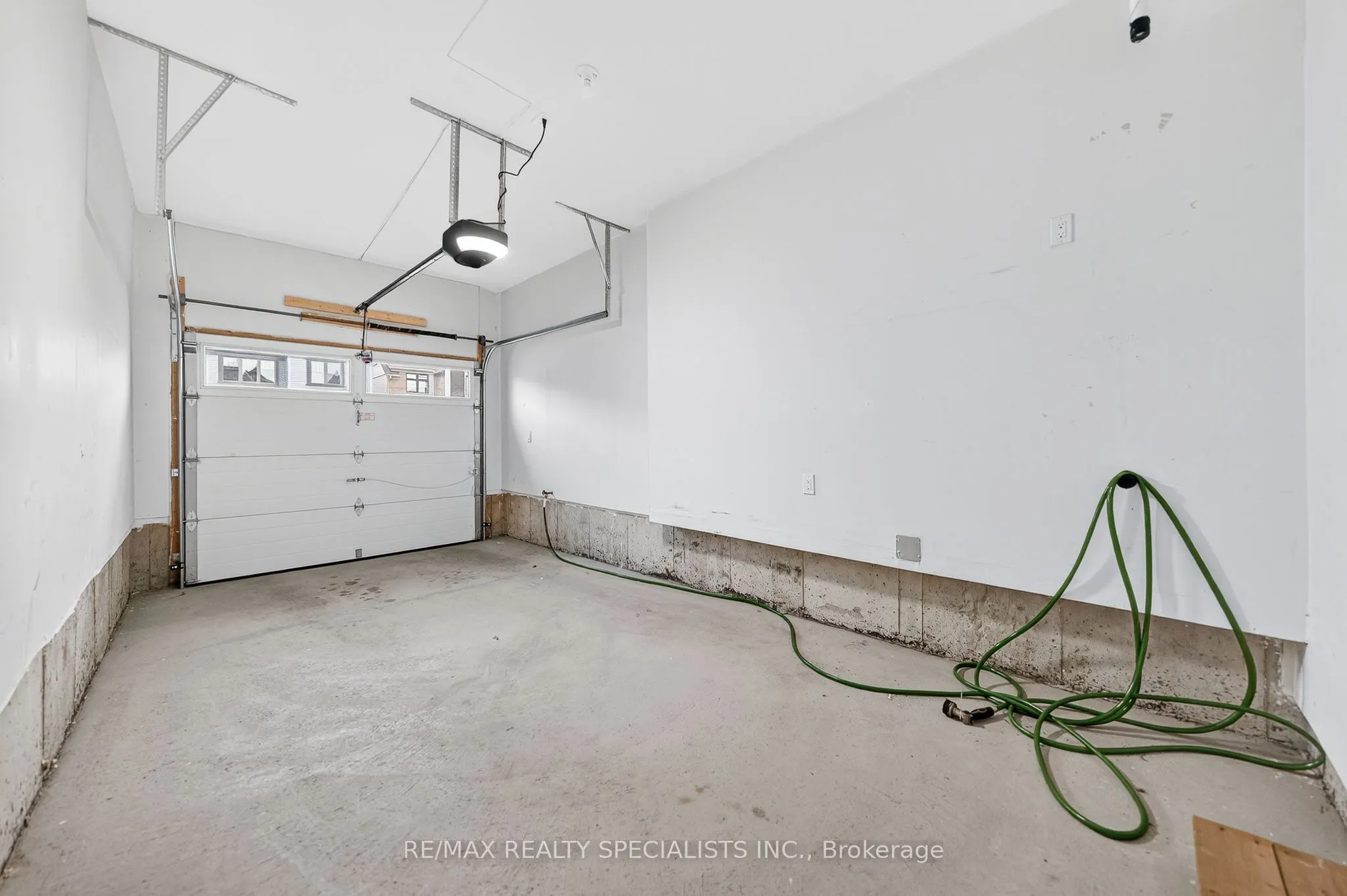 27 Harpin Way W