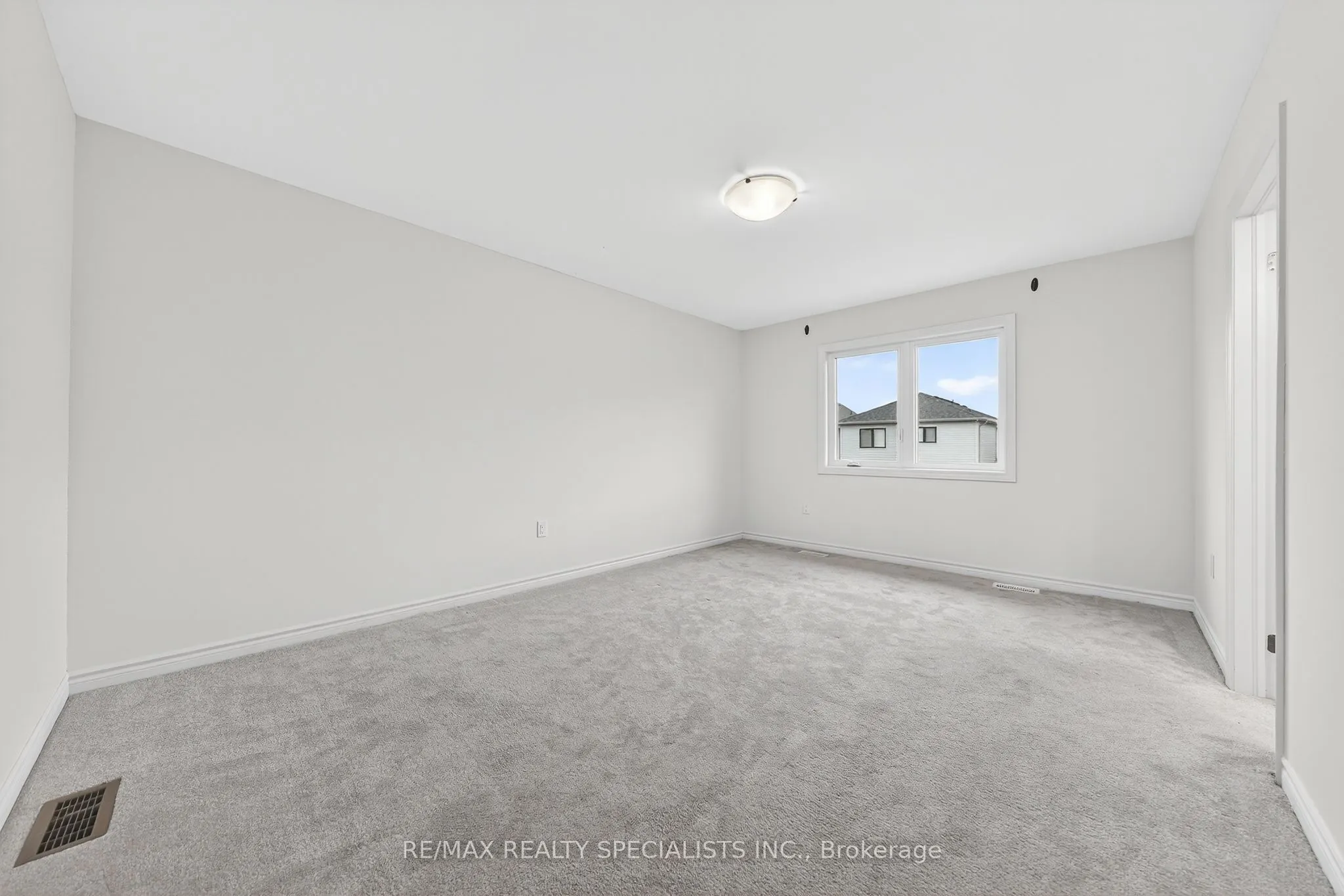 27 Harpin Way W