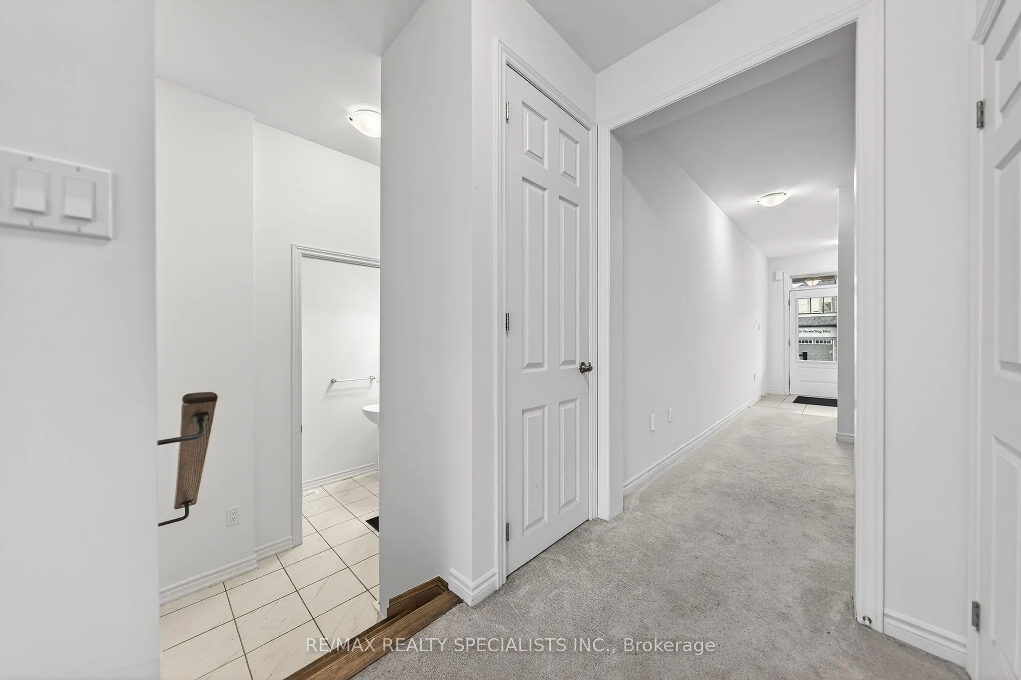 27 Harpin Way W