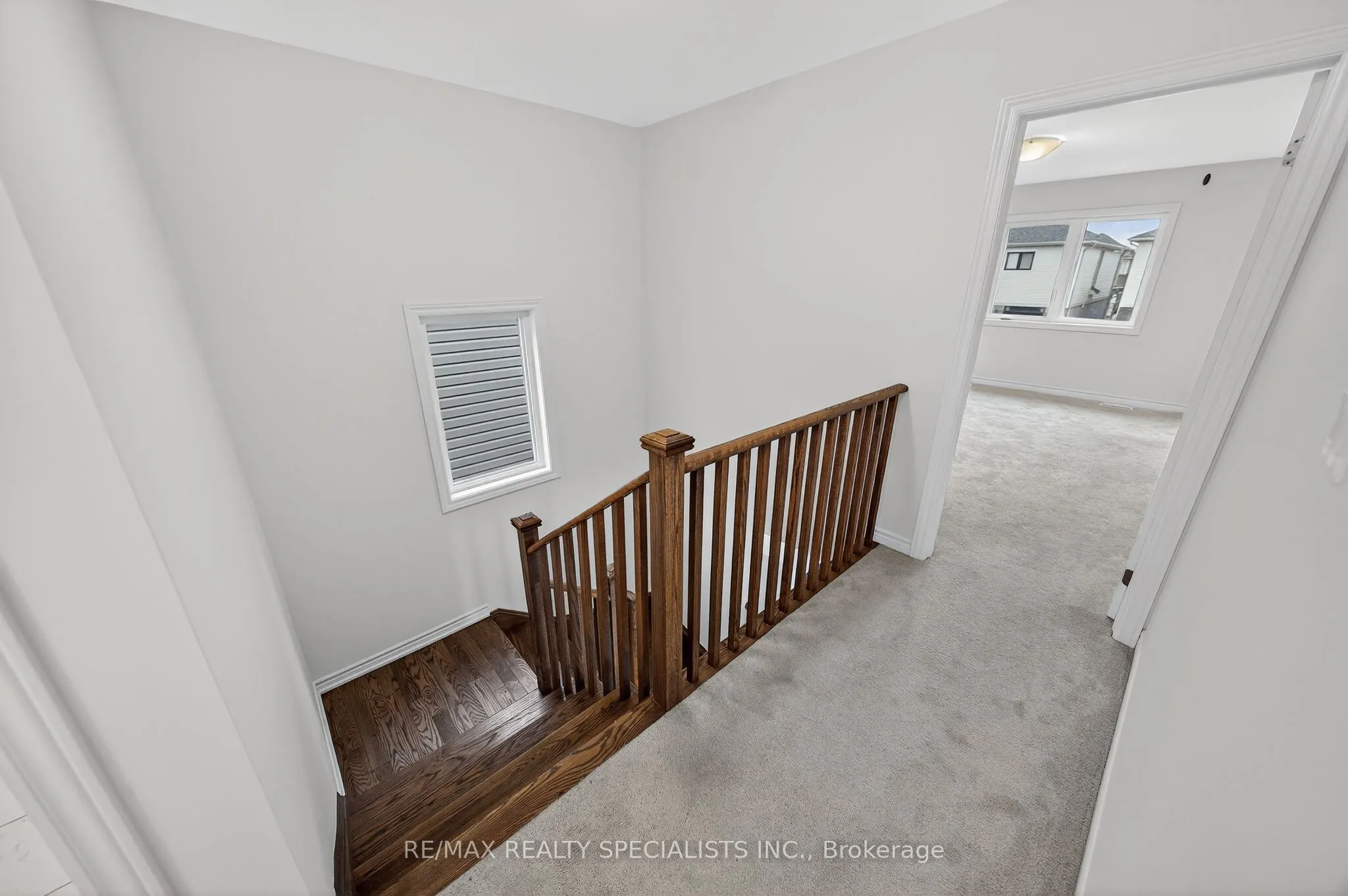 27 Harpin Way W