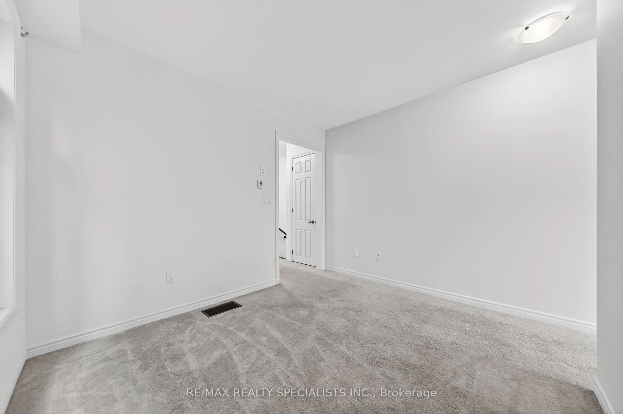 27 Harpin Way W
