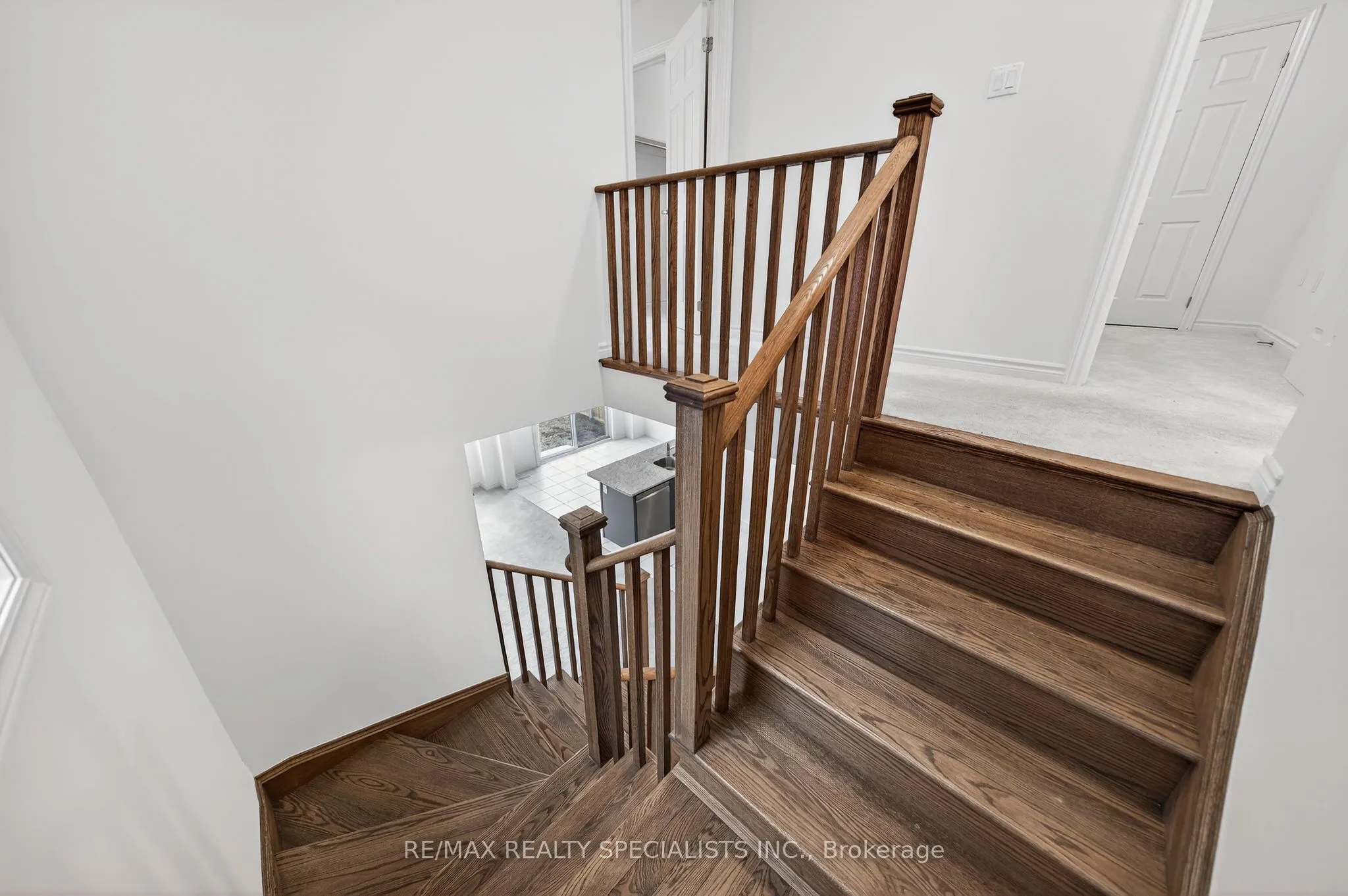 27 Harpin Way W
