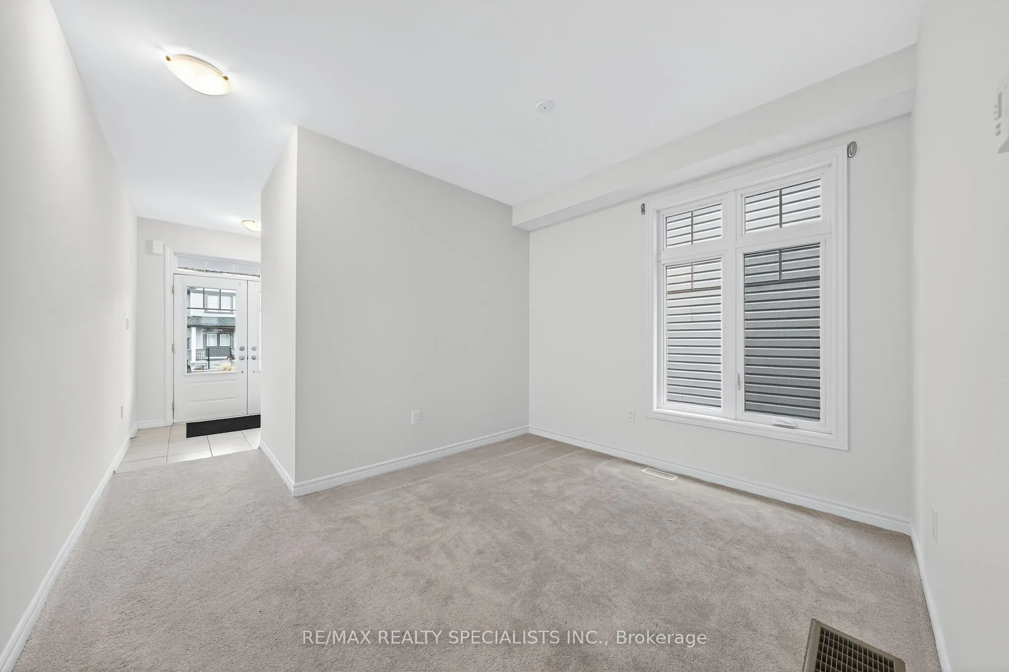 27 Harpin Way W