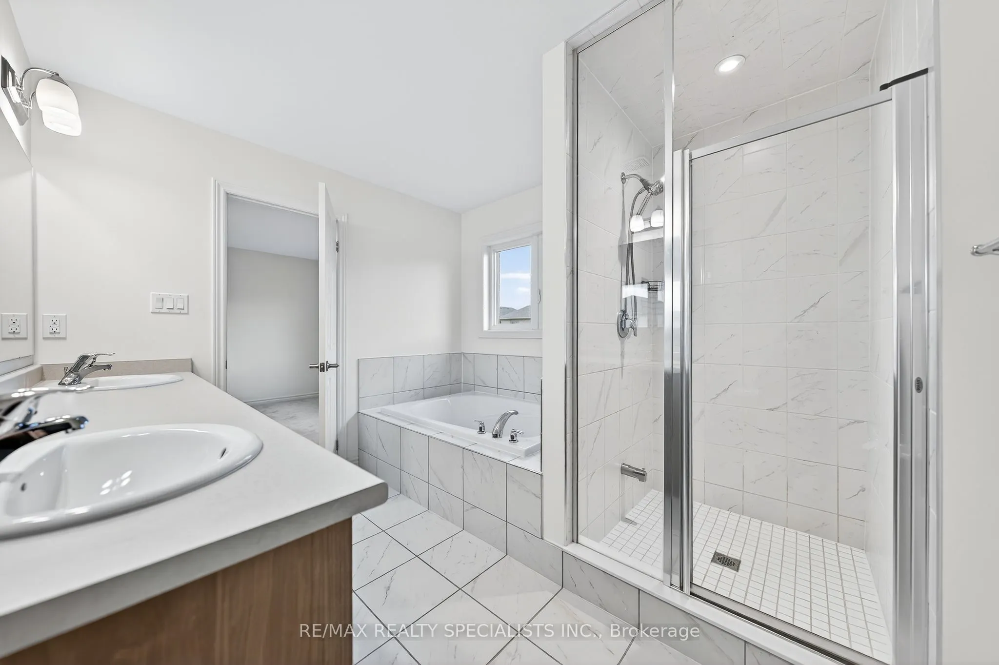 27 Harpin Way W