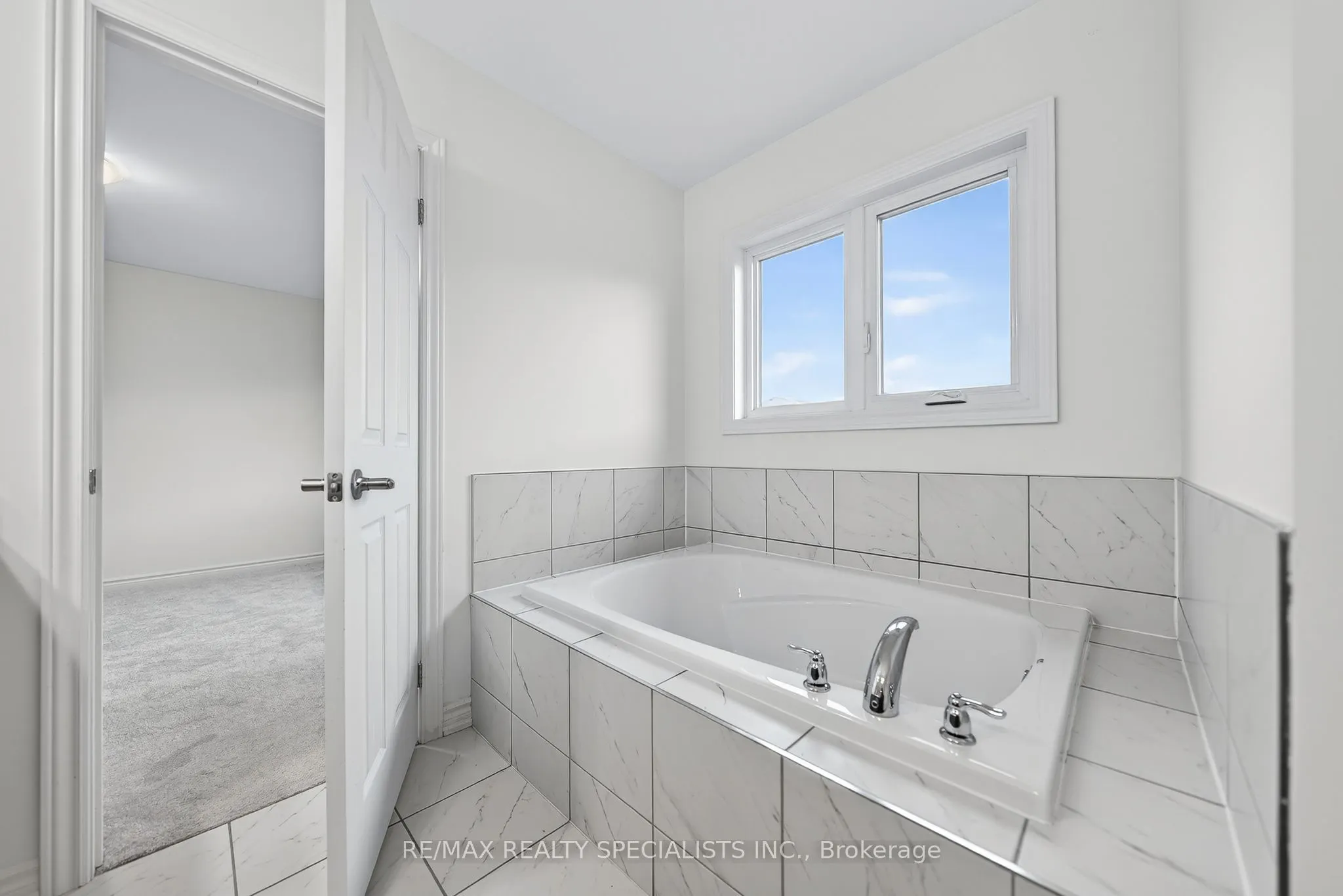 27 Harpin Way W