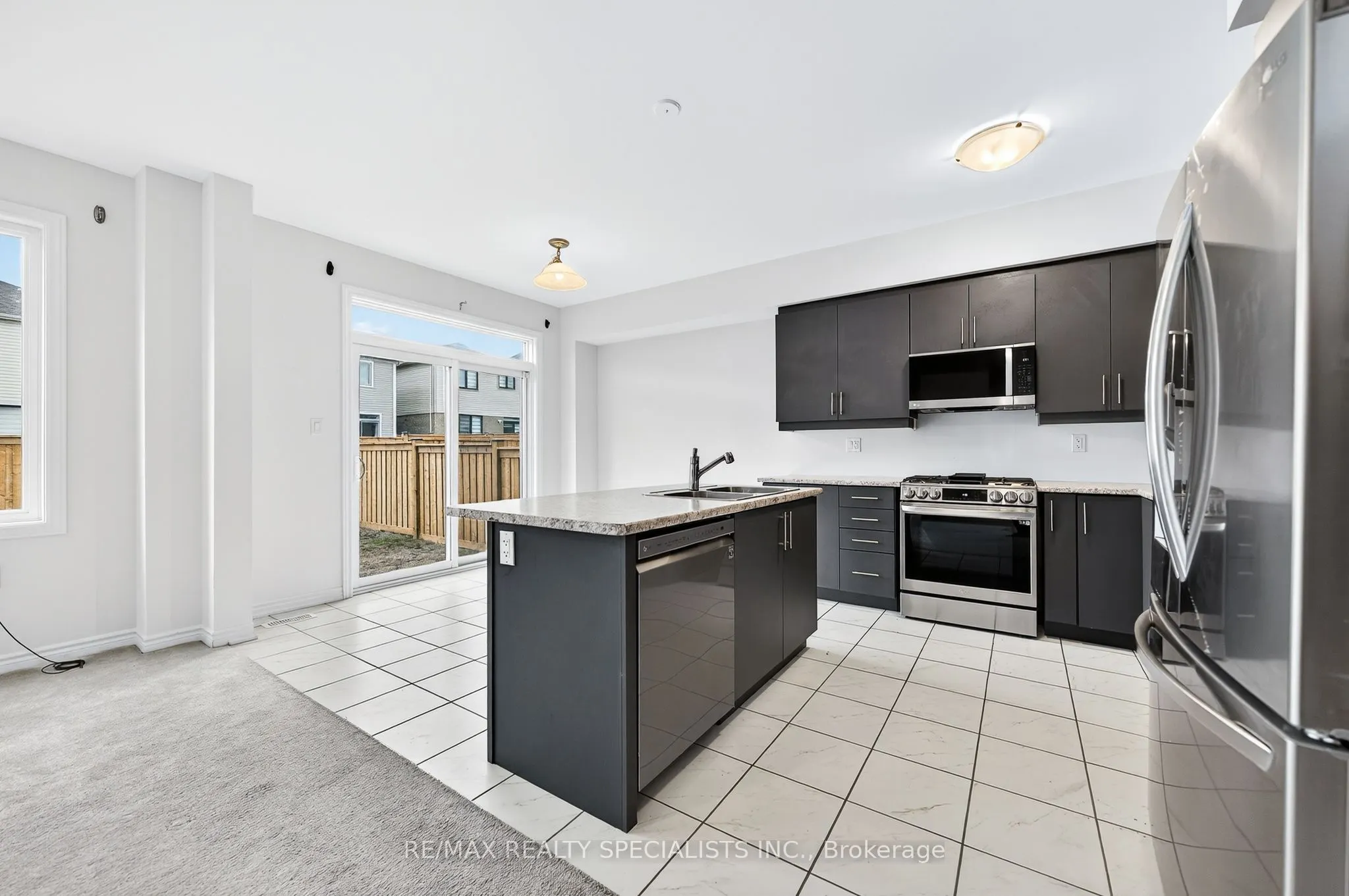 27 Harpin Way W