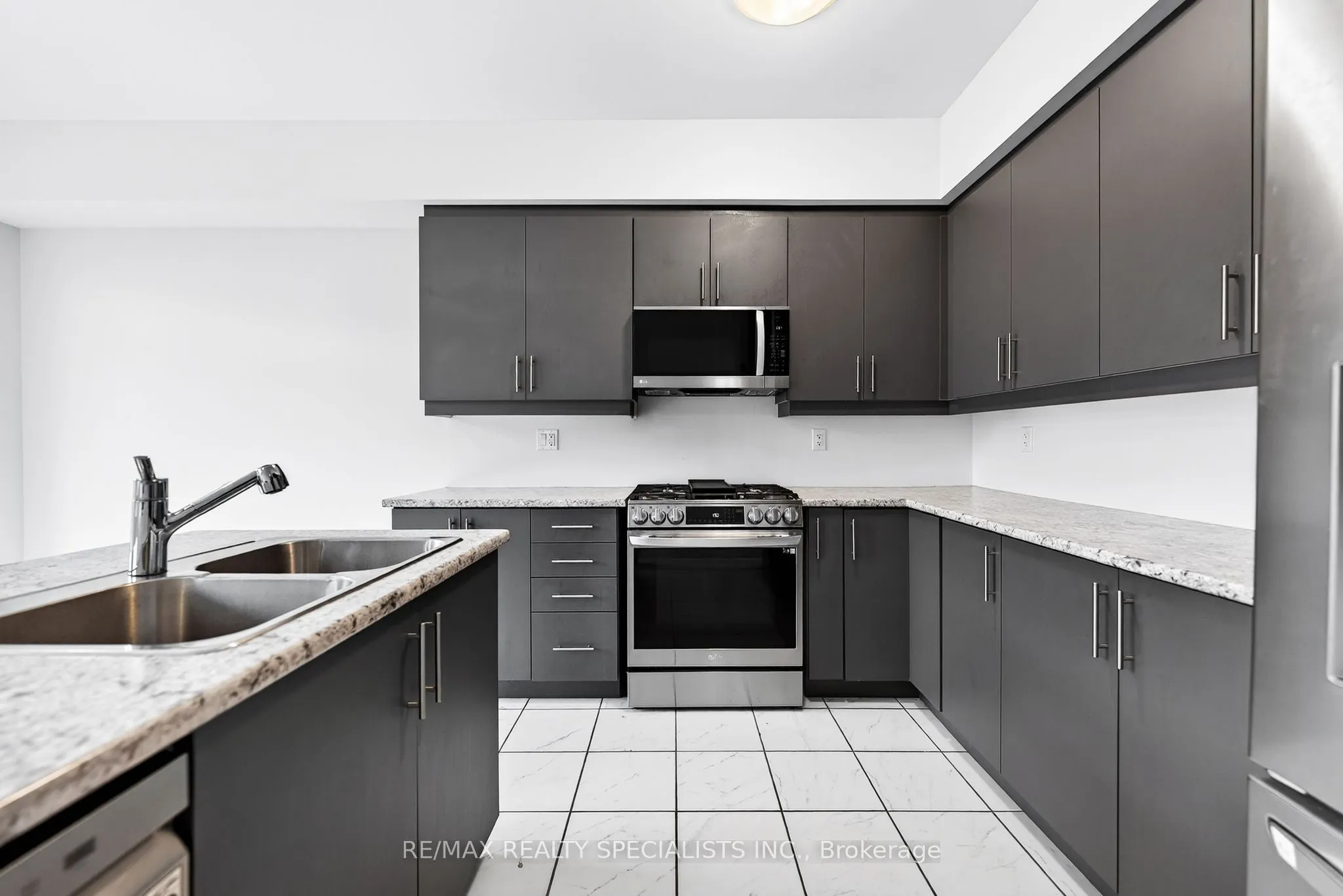 27 Harpin Way W