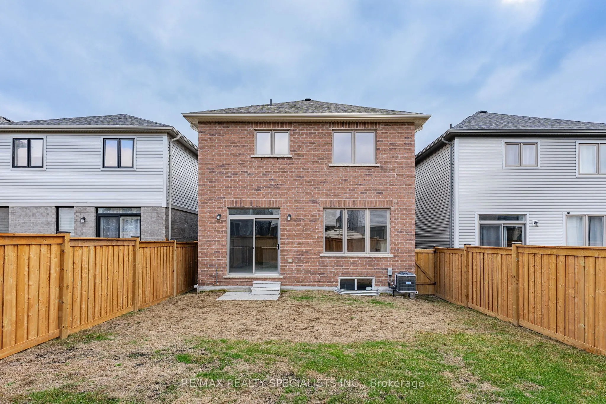 27 Harpin Way W