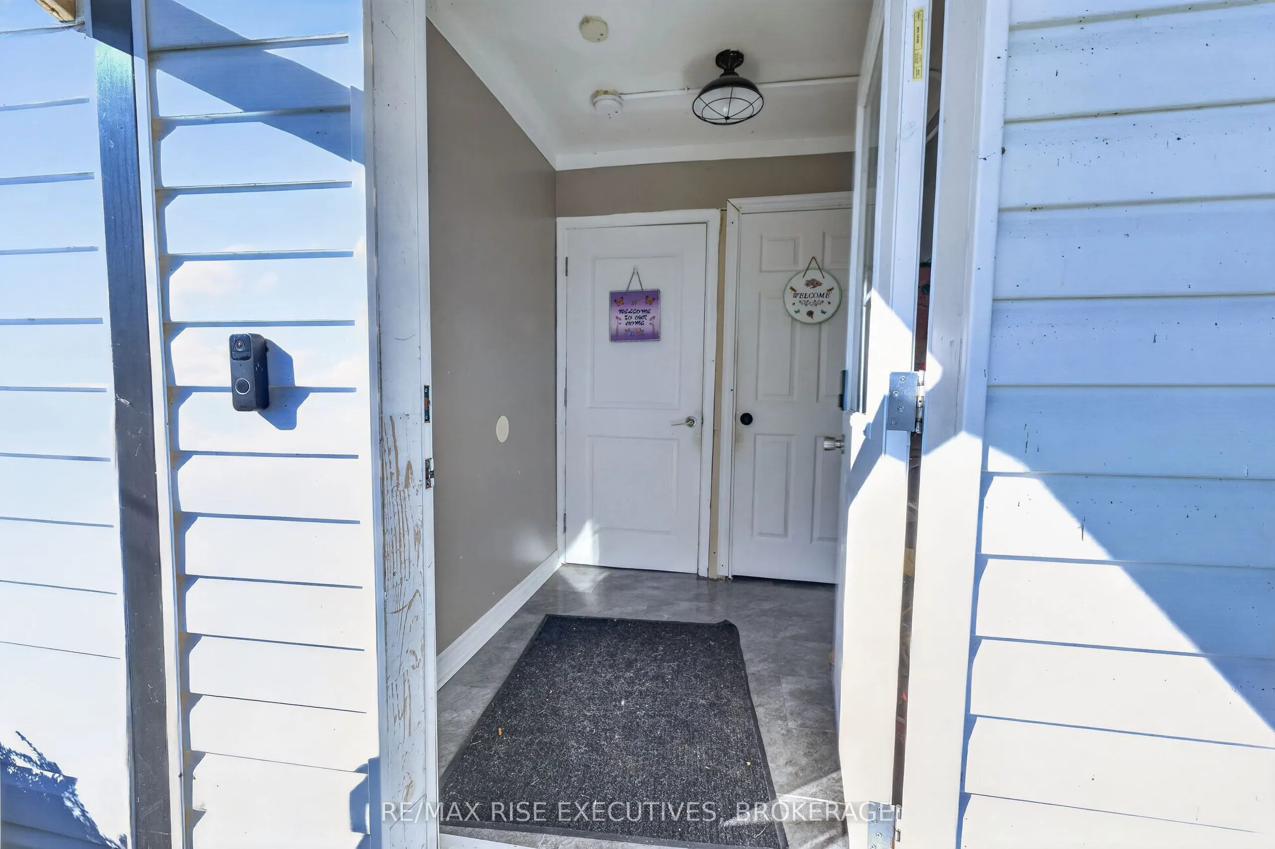 10-12 Manitou Crescent