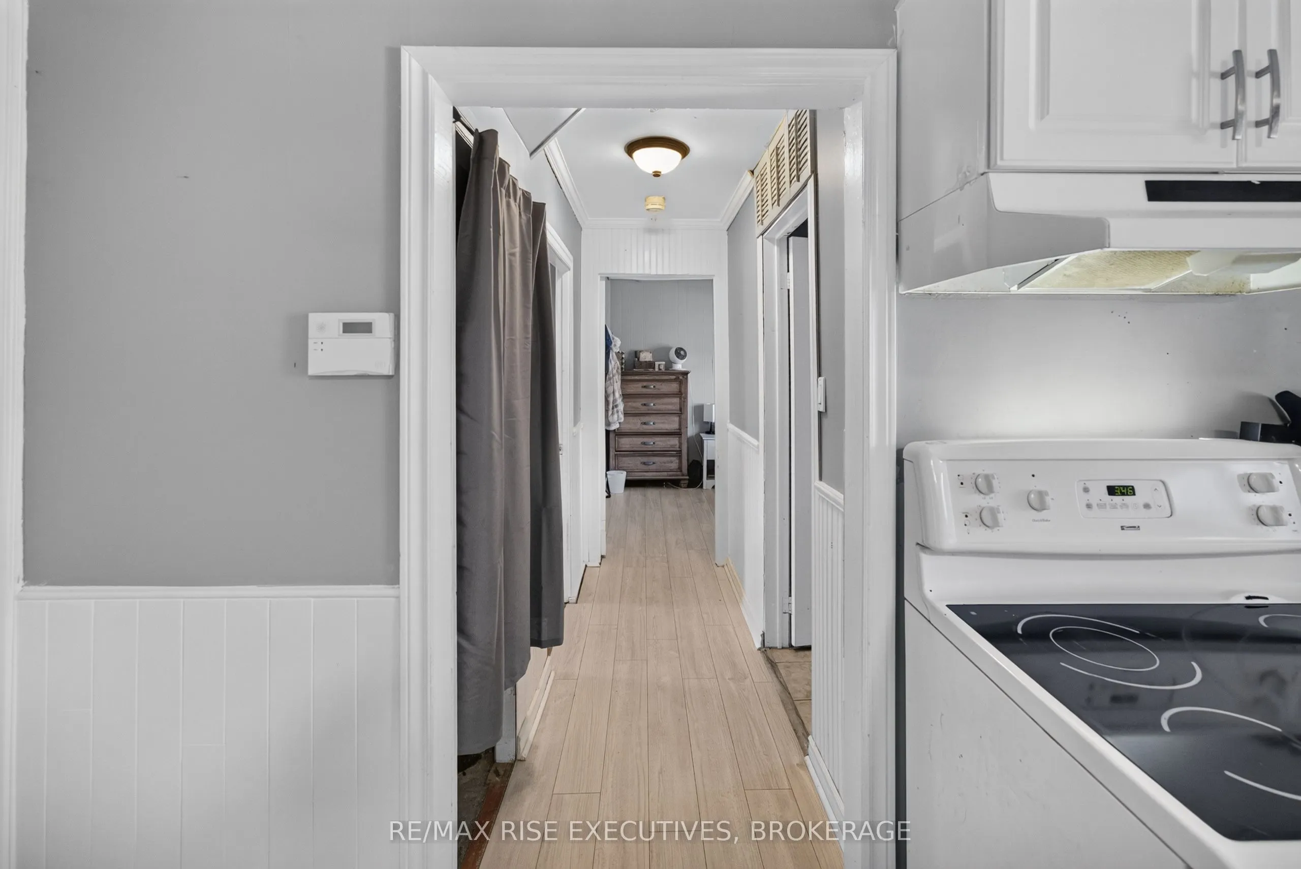10-12 Manitou Crescent