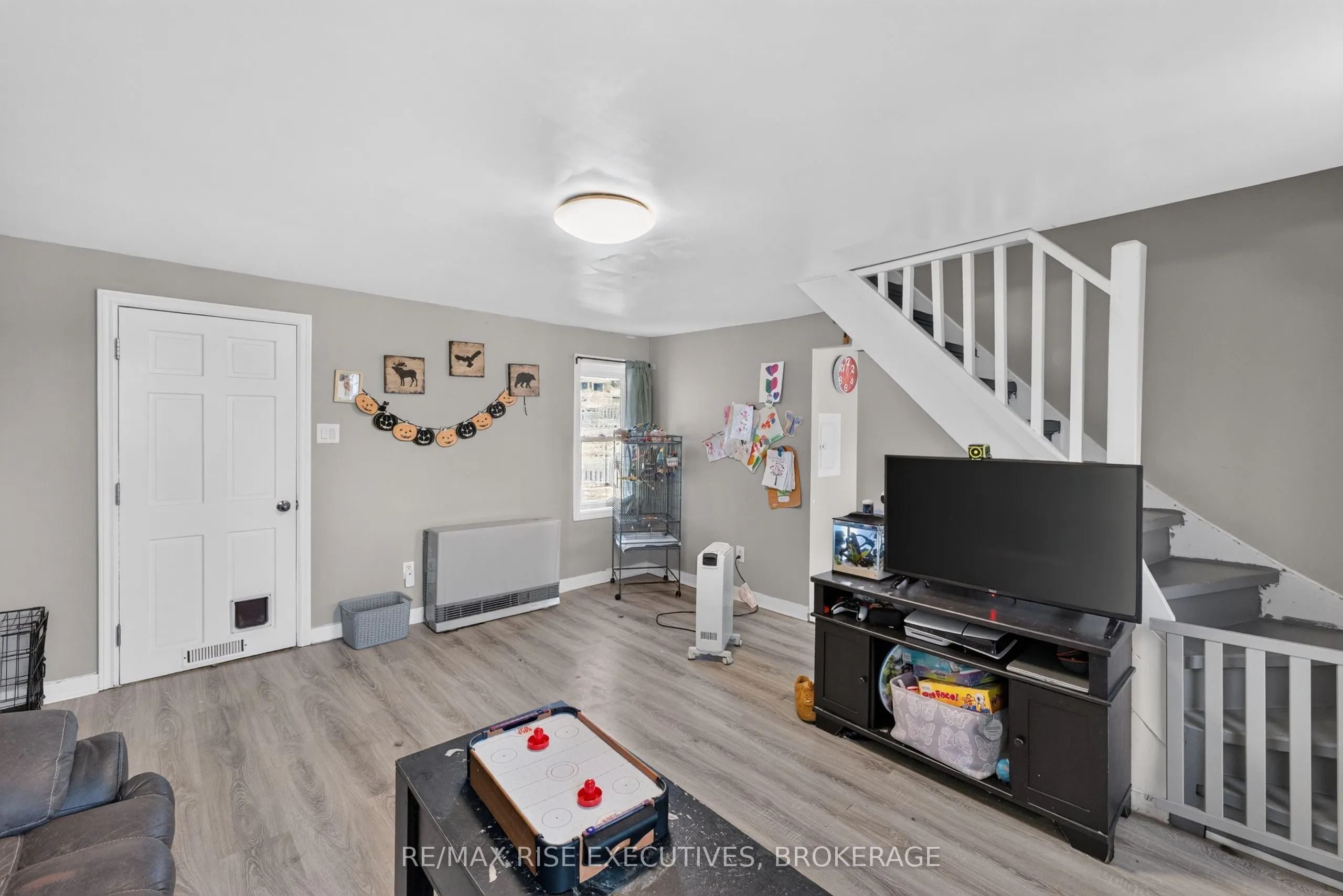 10-12 Manitou Crescent