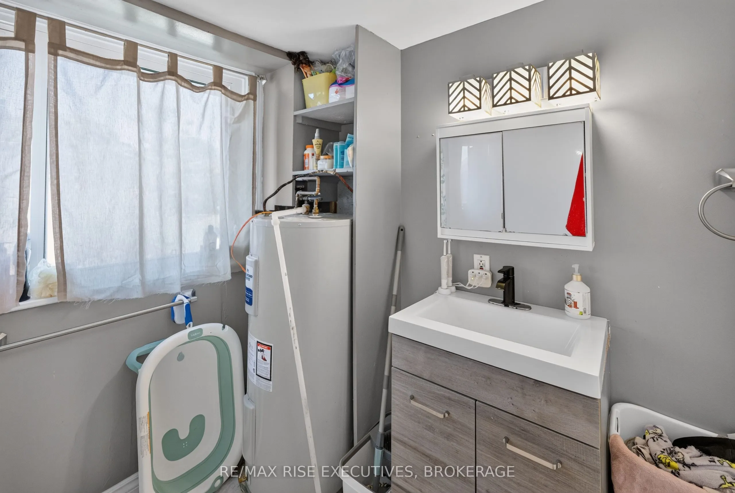 10-12 Manitou Crescent