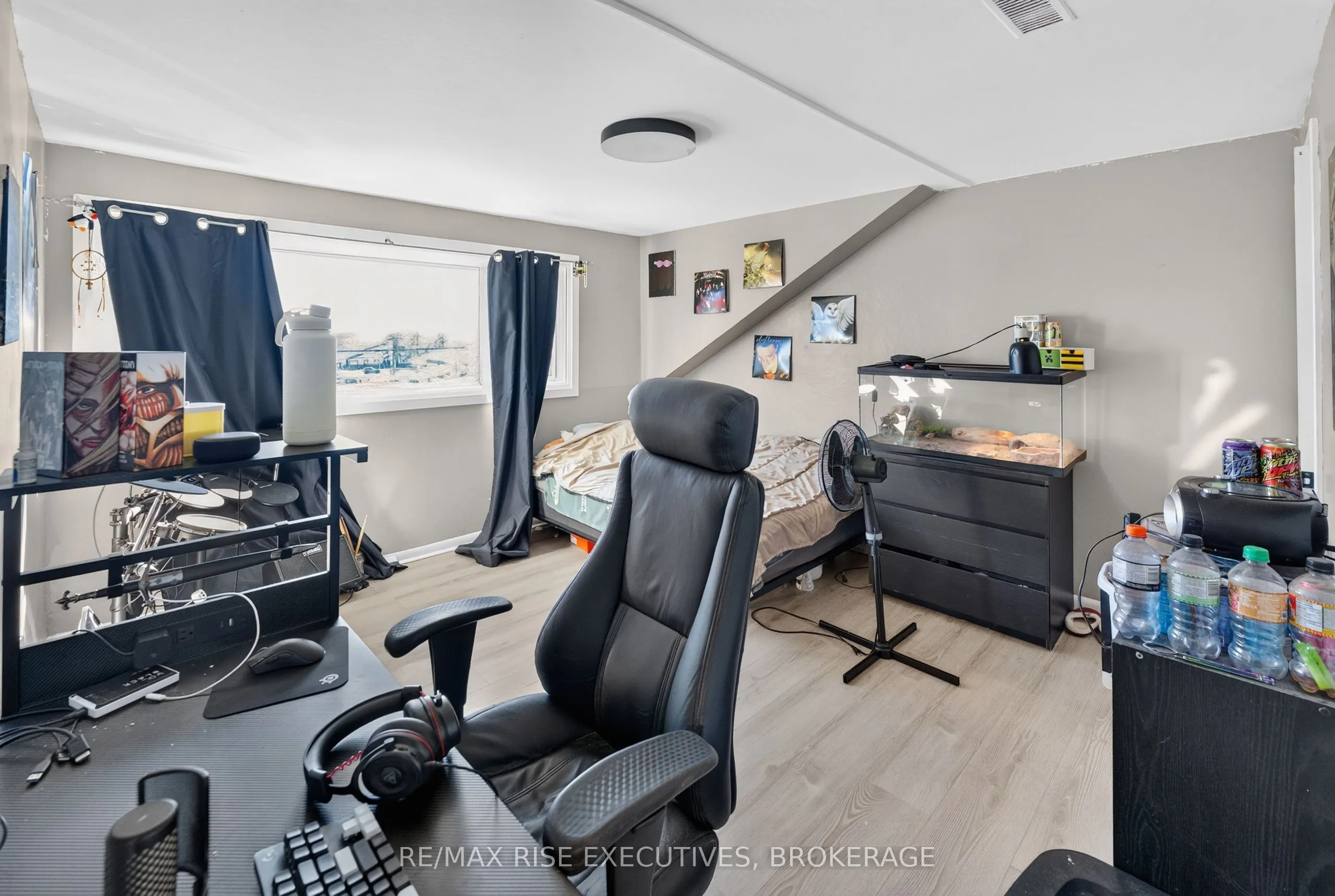 10-12 Manitou Crescent