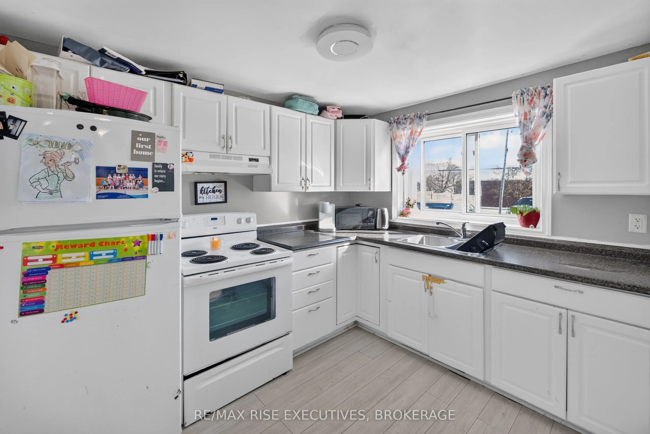 10-12 Manitou Crescent