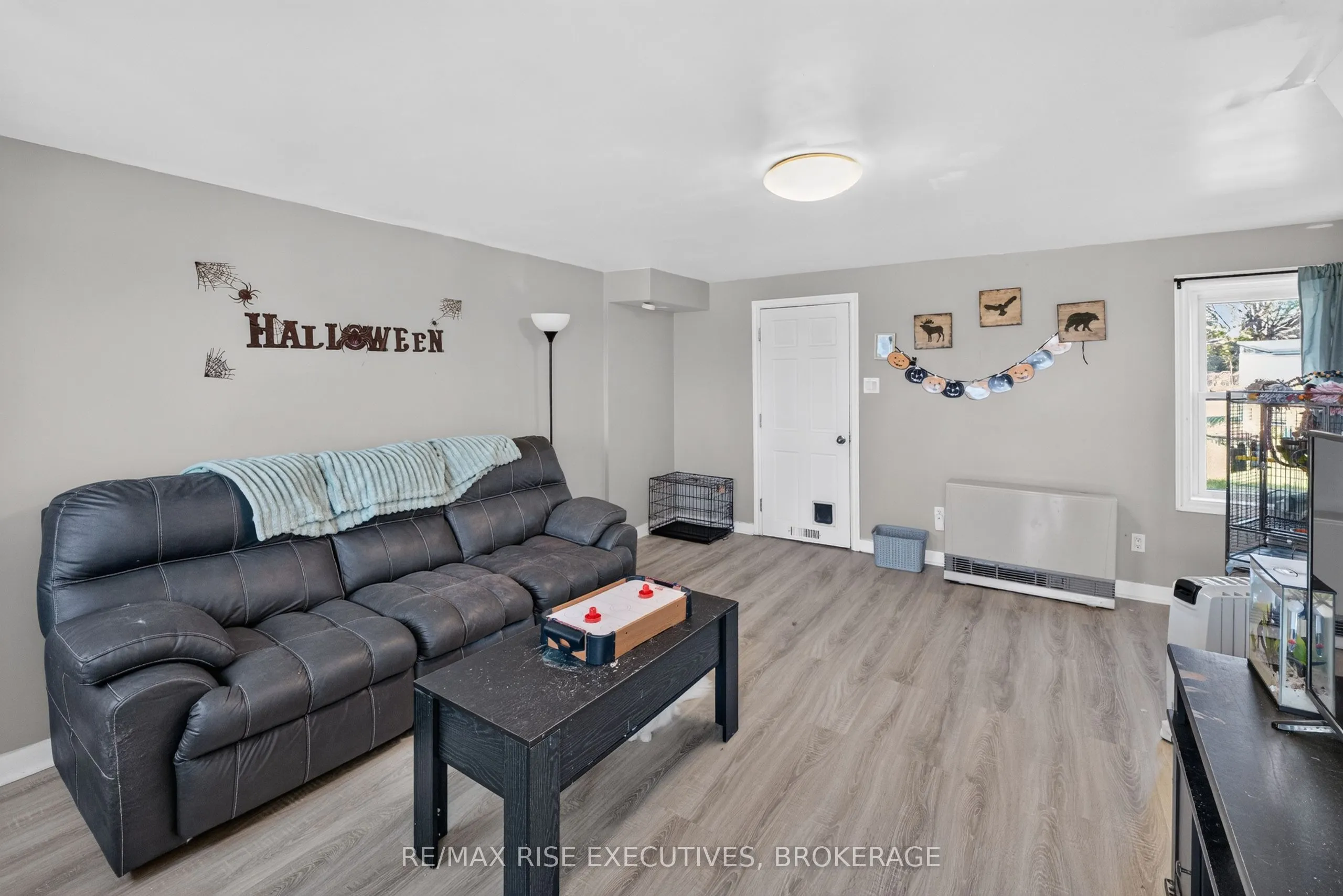 10-12 Manitou Crescent