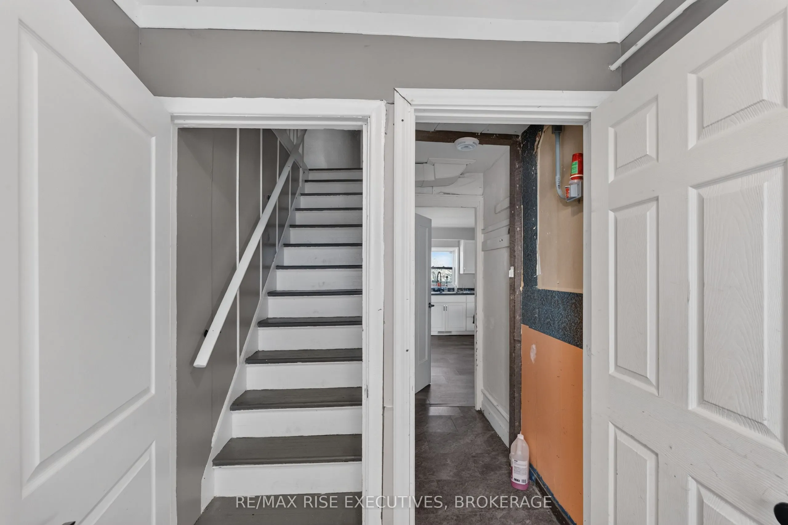 10-12 Manitou Crescent