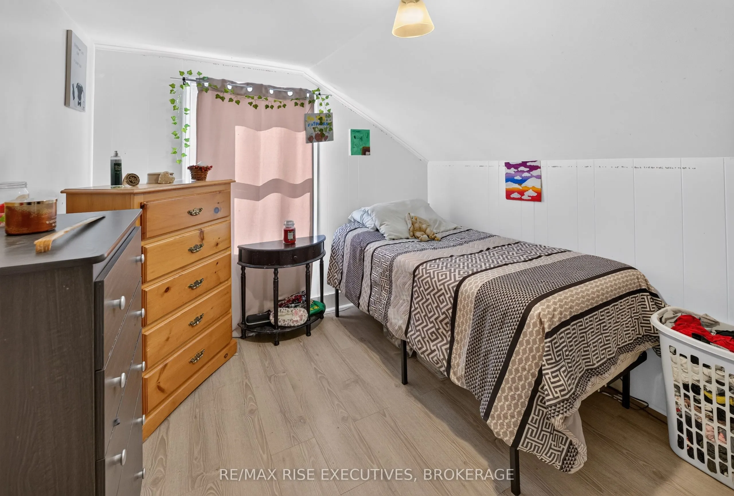 10-12 Manitou Crescent
