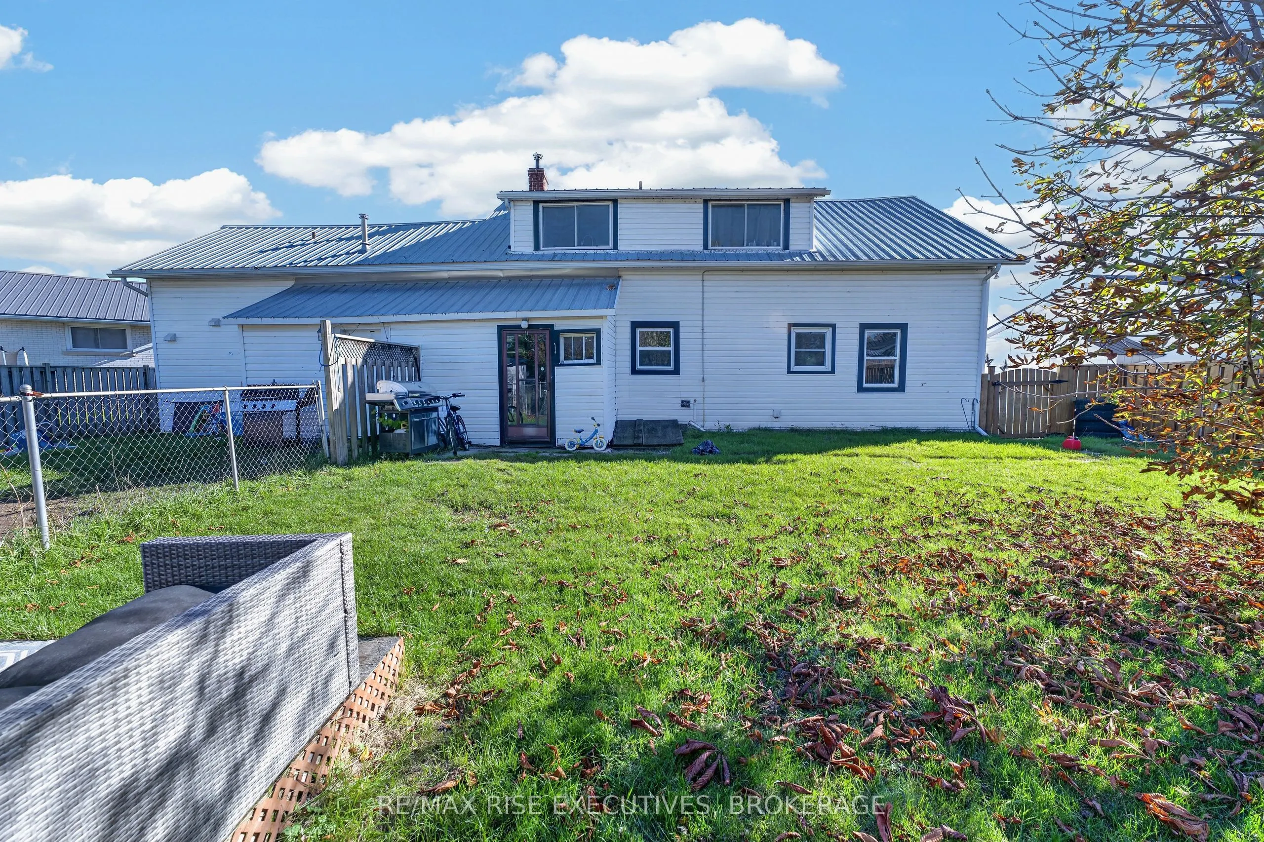 10-12 Manitou Crescent