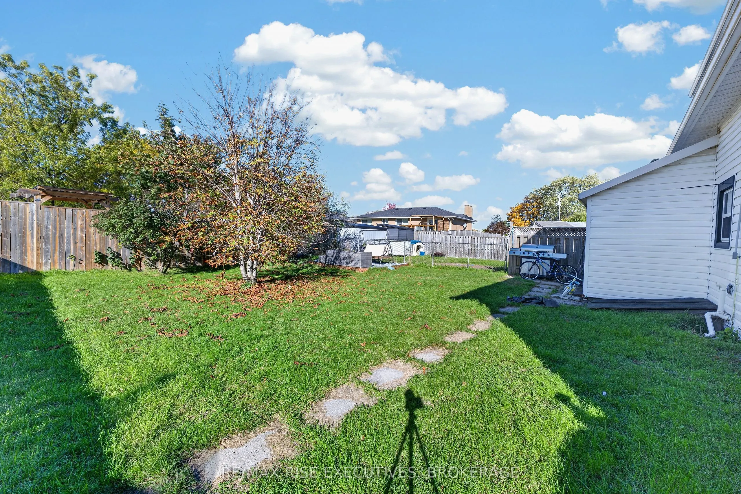 10-12 Manitou Crescent