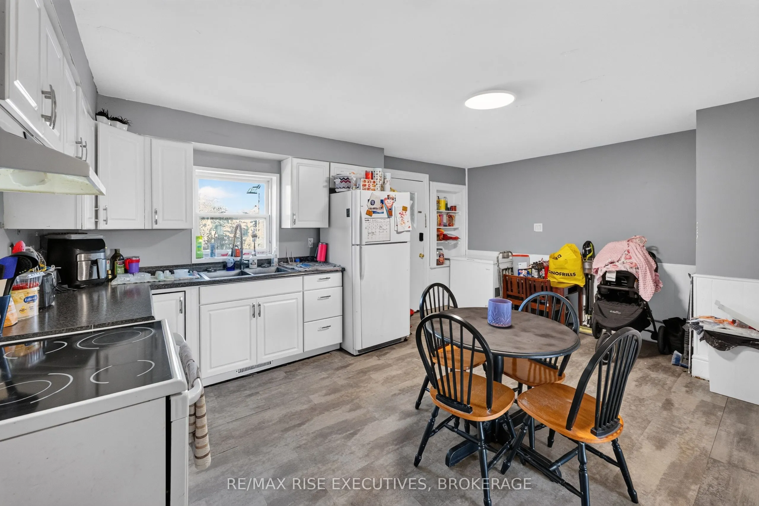 10-12 Manitou Crescent