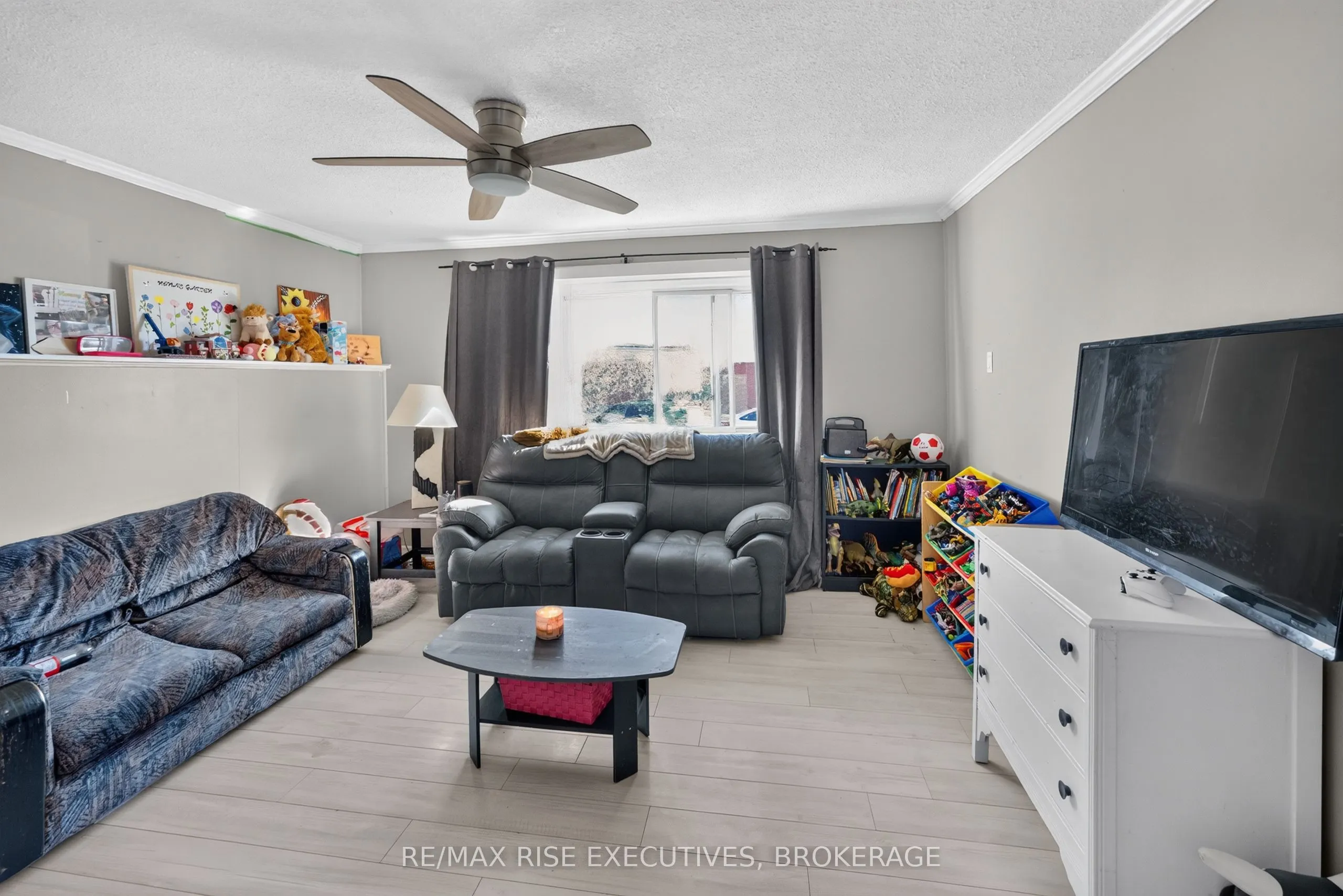 10-12 Manitou Crescent