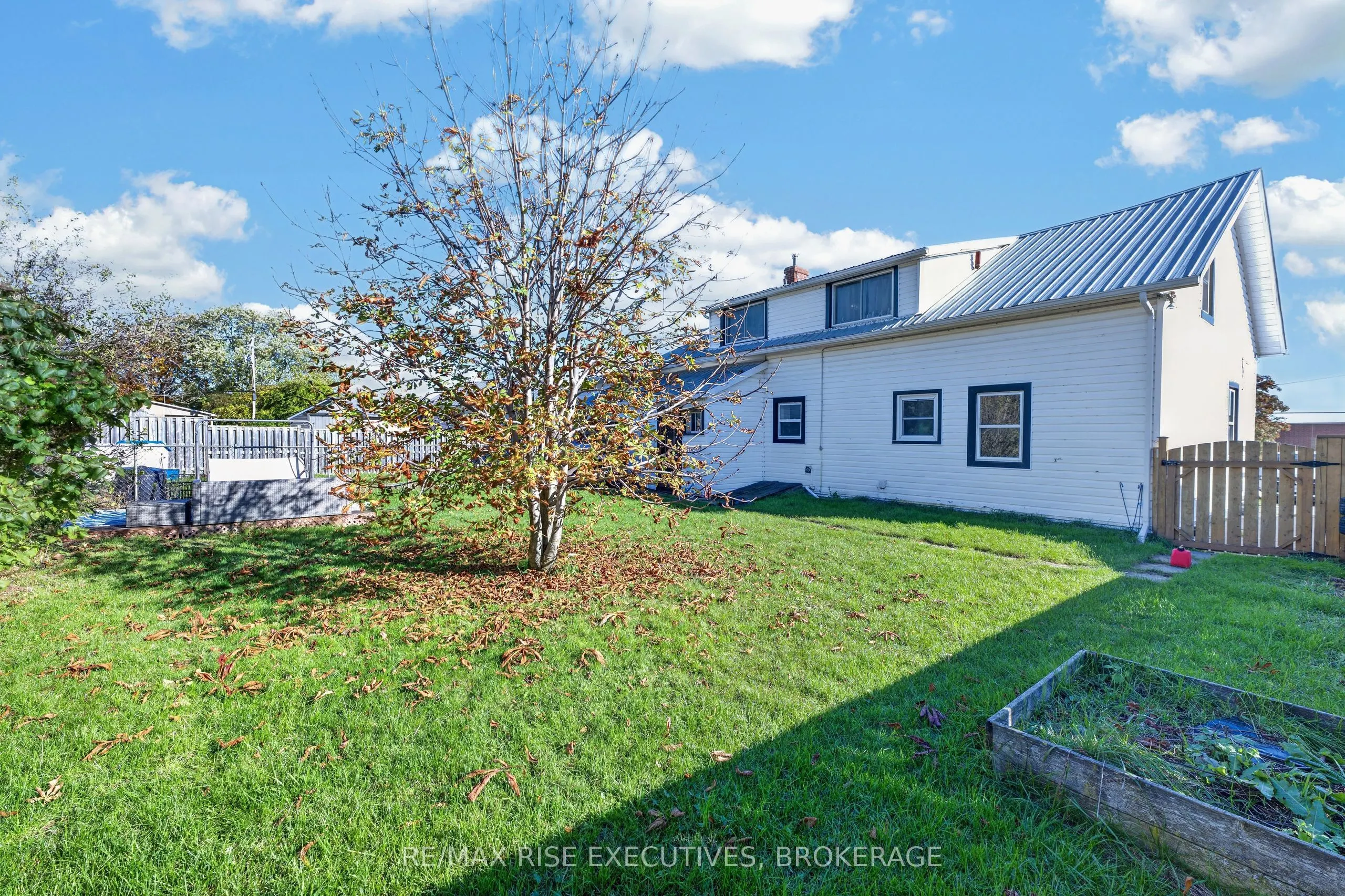 10-12 Manitou Crescent