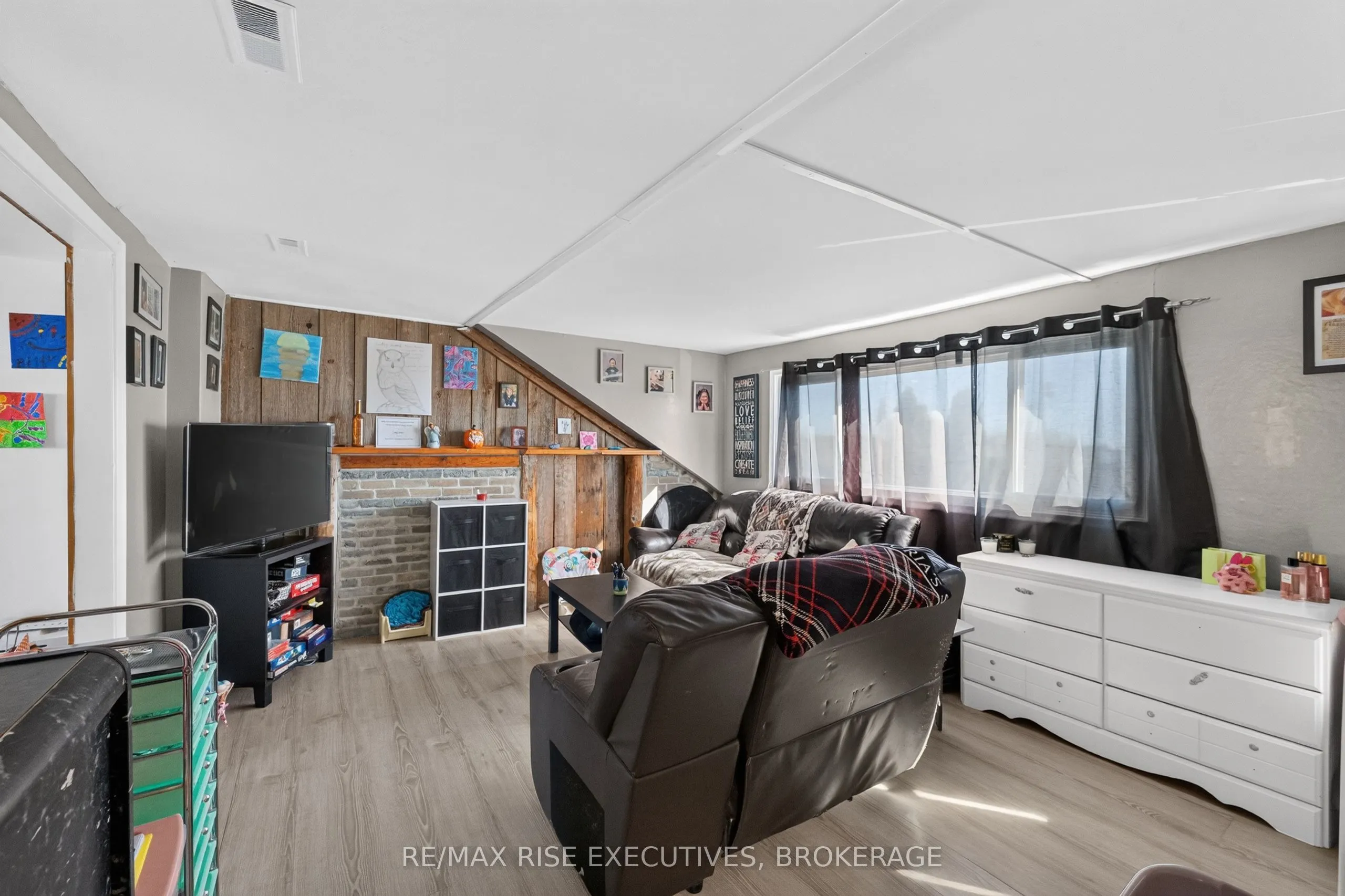 10-12 Manitou Crescent