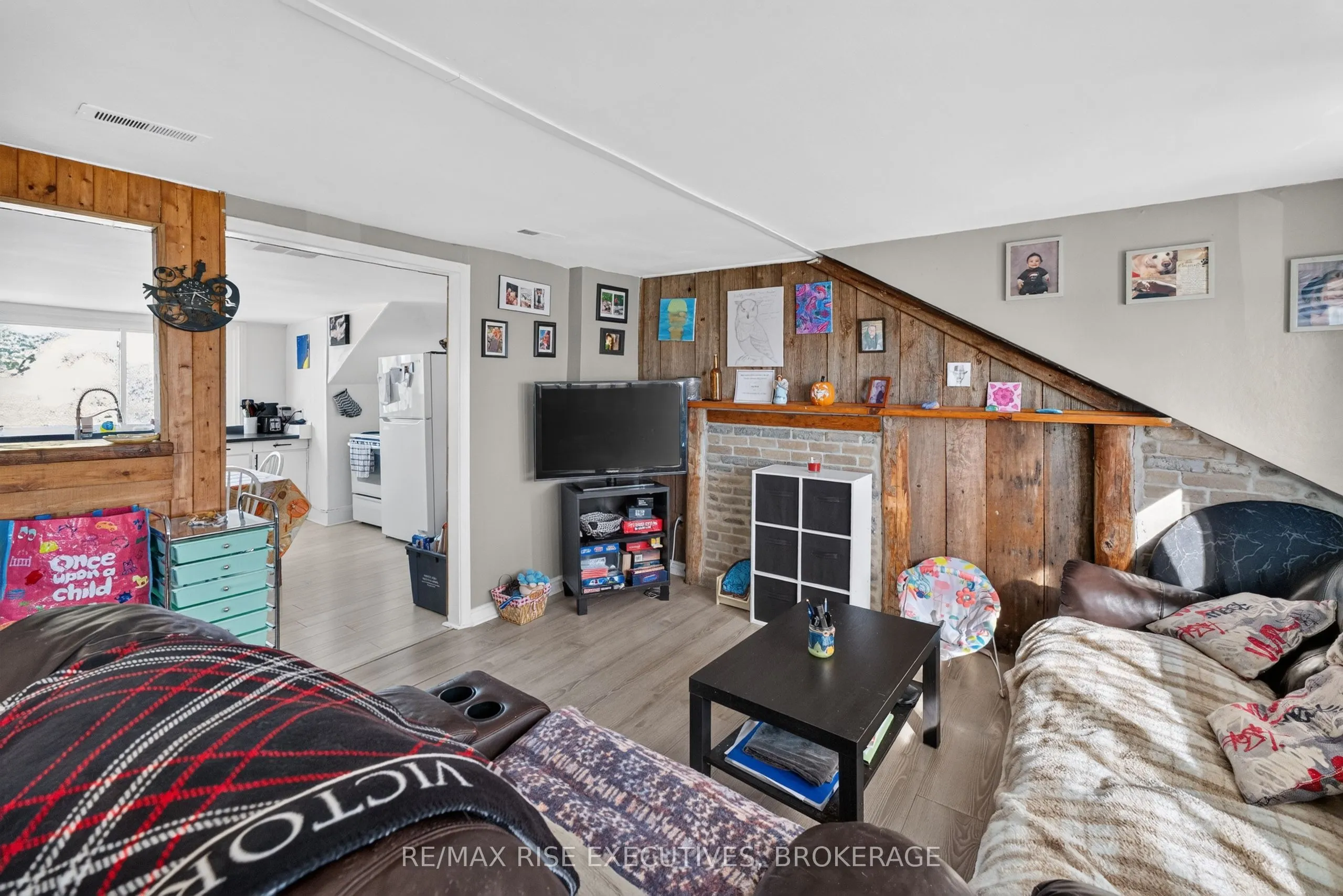 10-12 Manitou Crescent