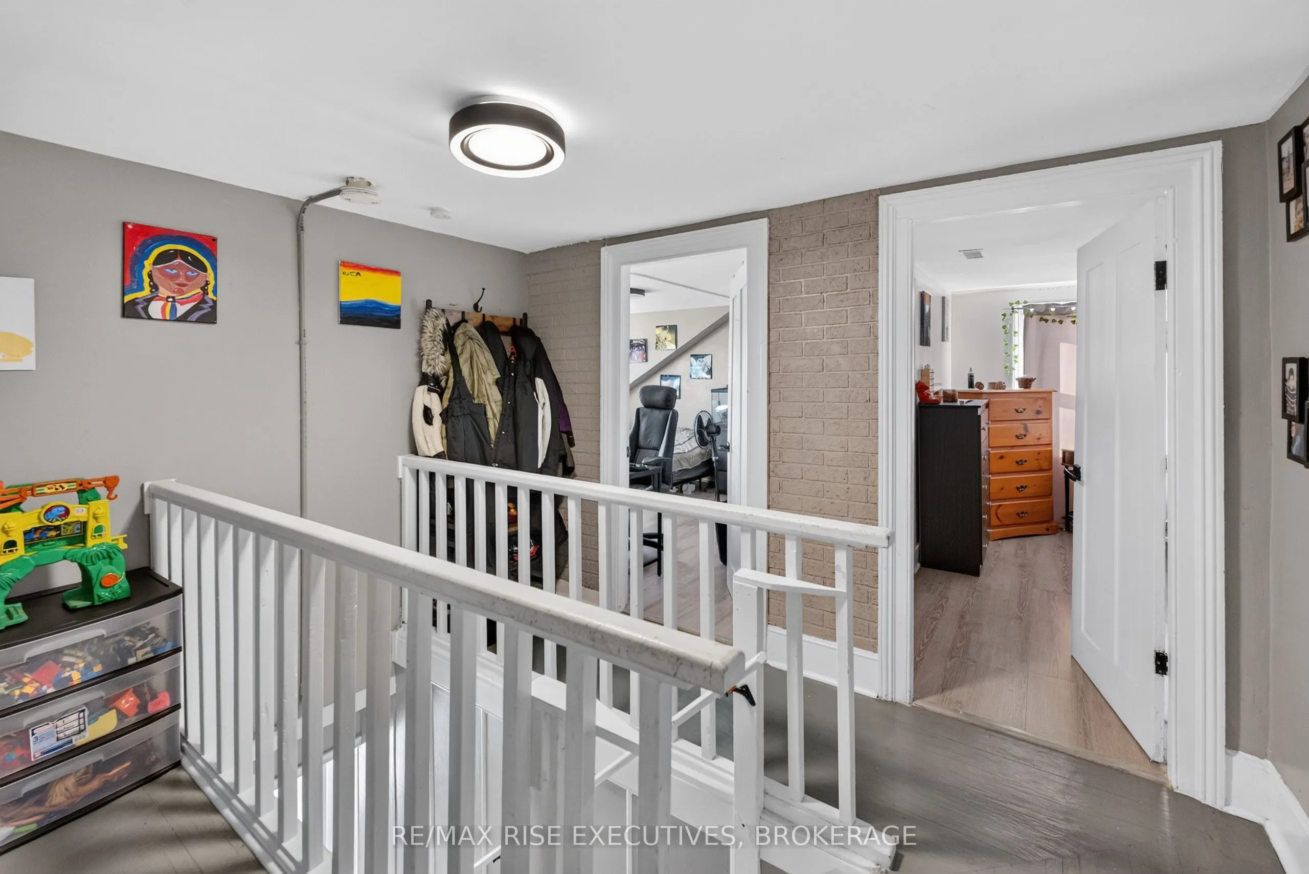 10-12 Manitou Crescent