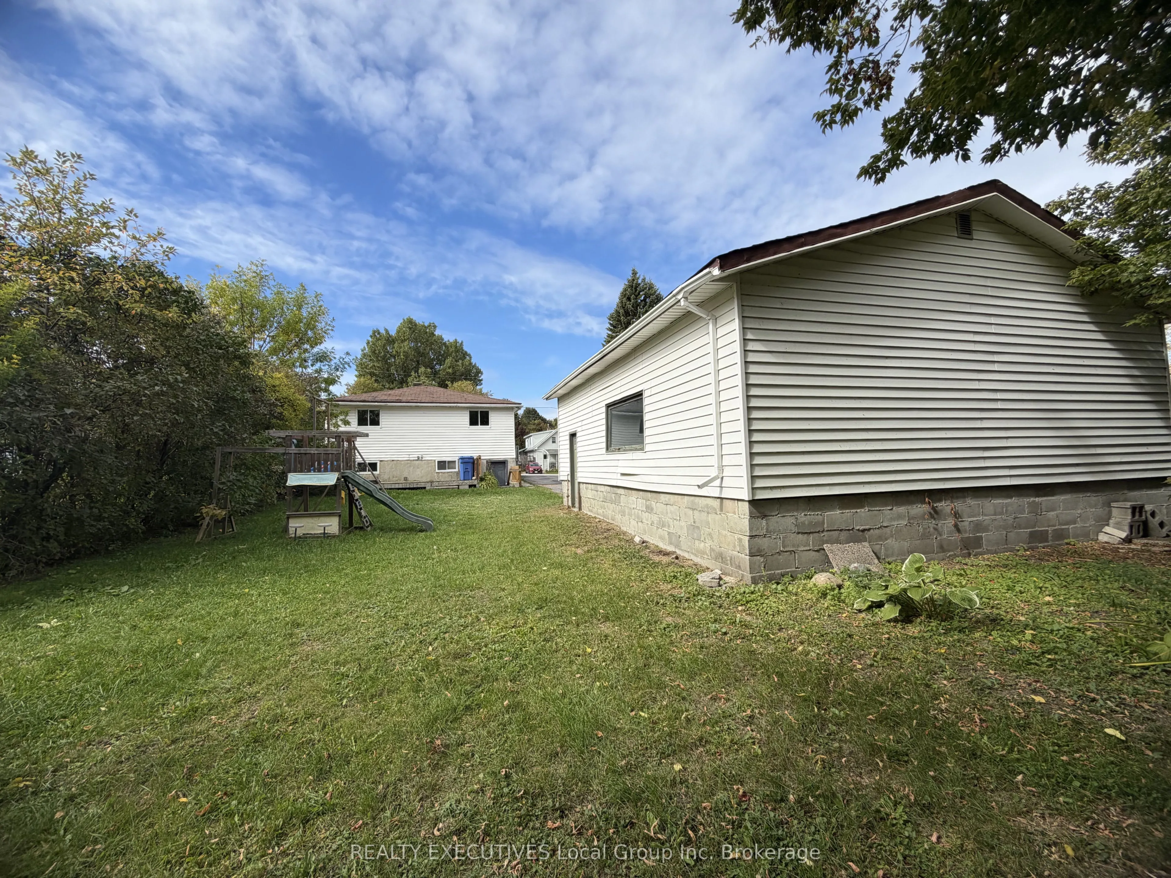 144 Duke Street W