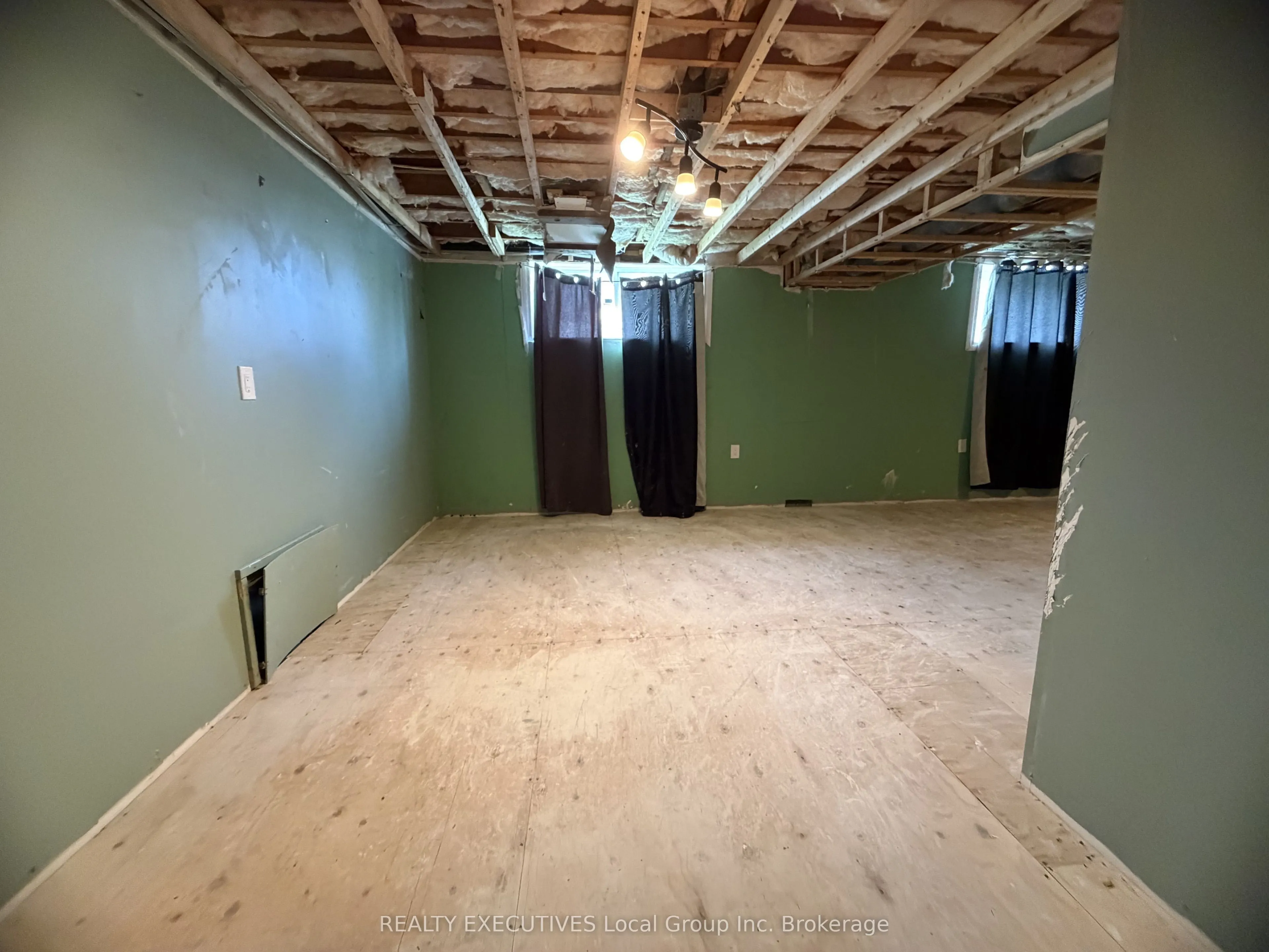 144 Duke Street W