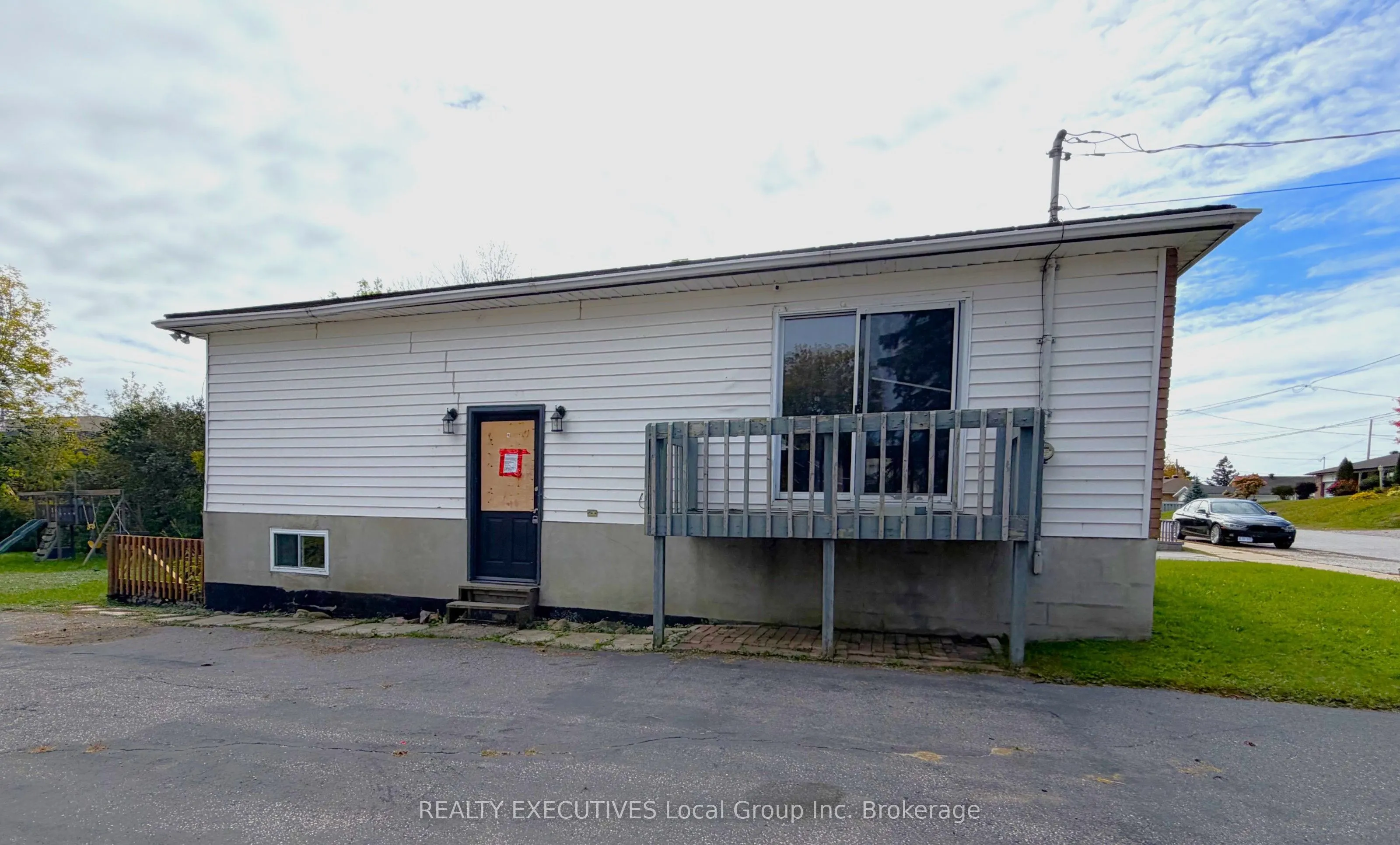 144 Duke Street W