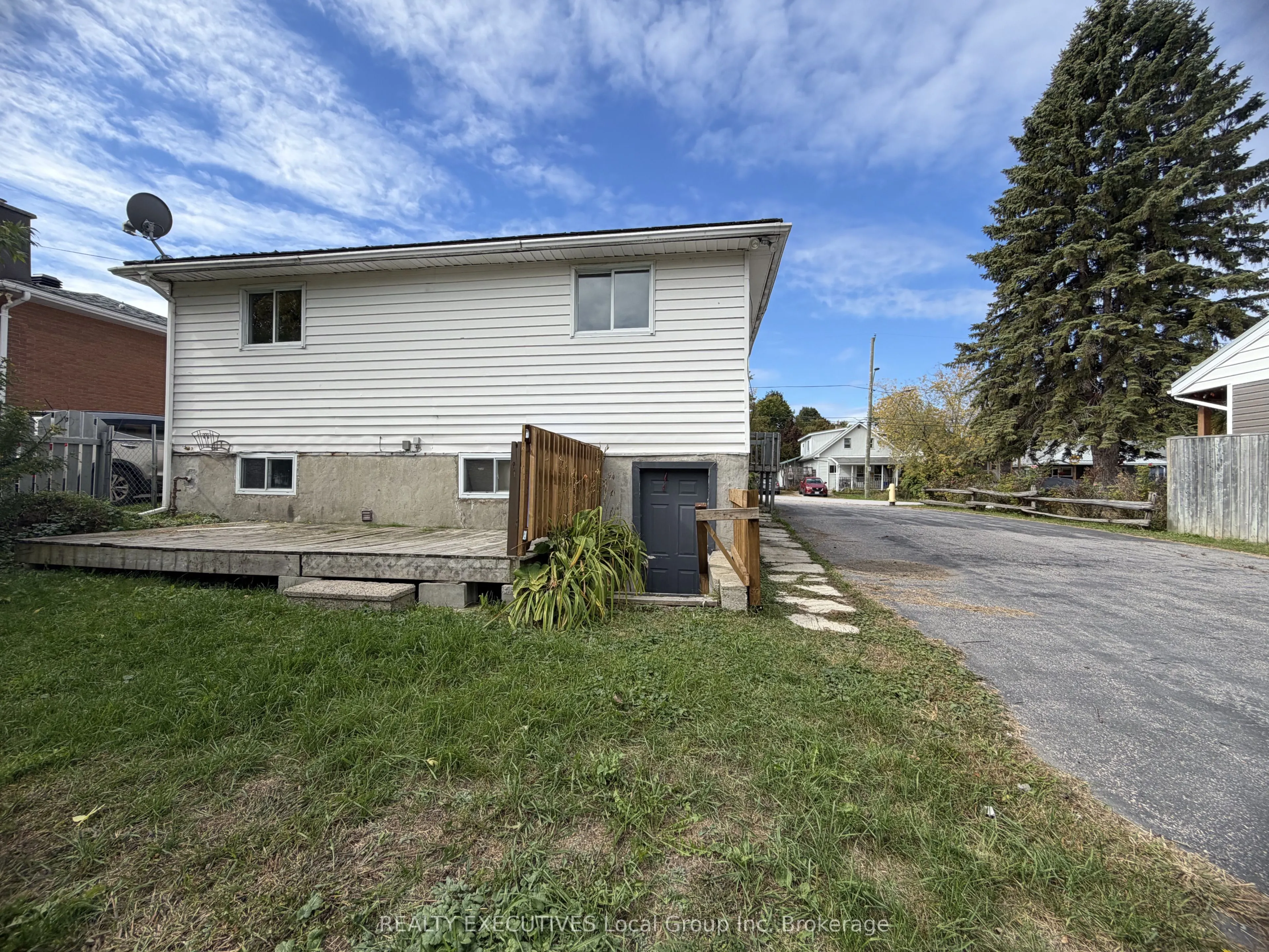144 Duke Street W