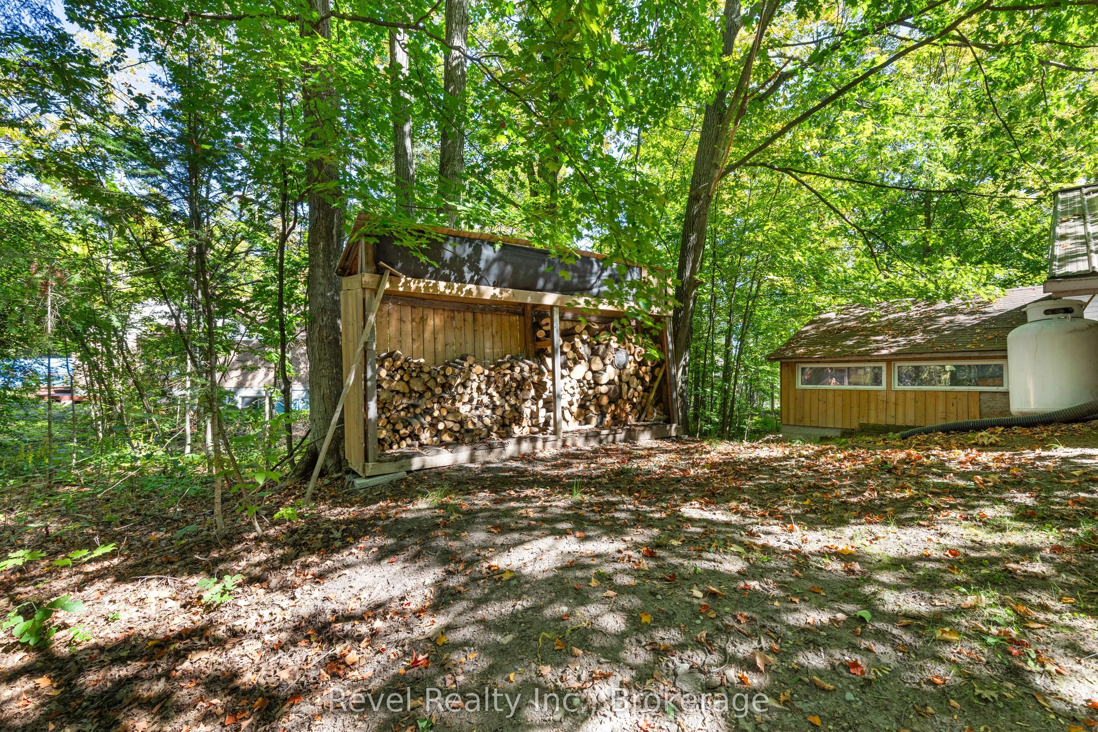 18 Bessie Avenue S