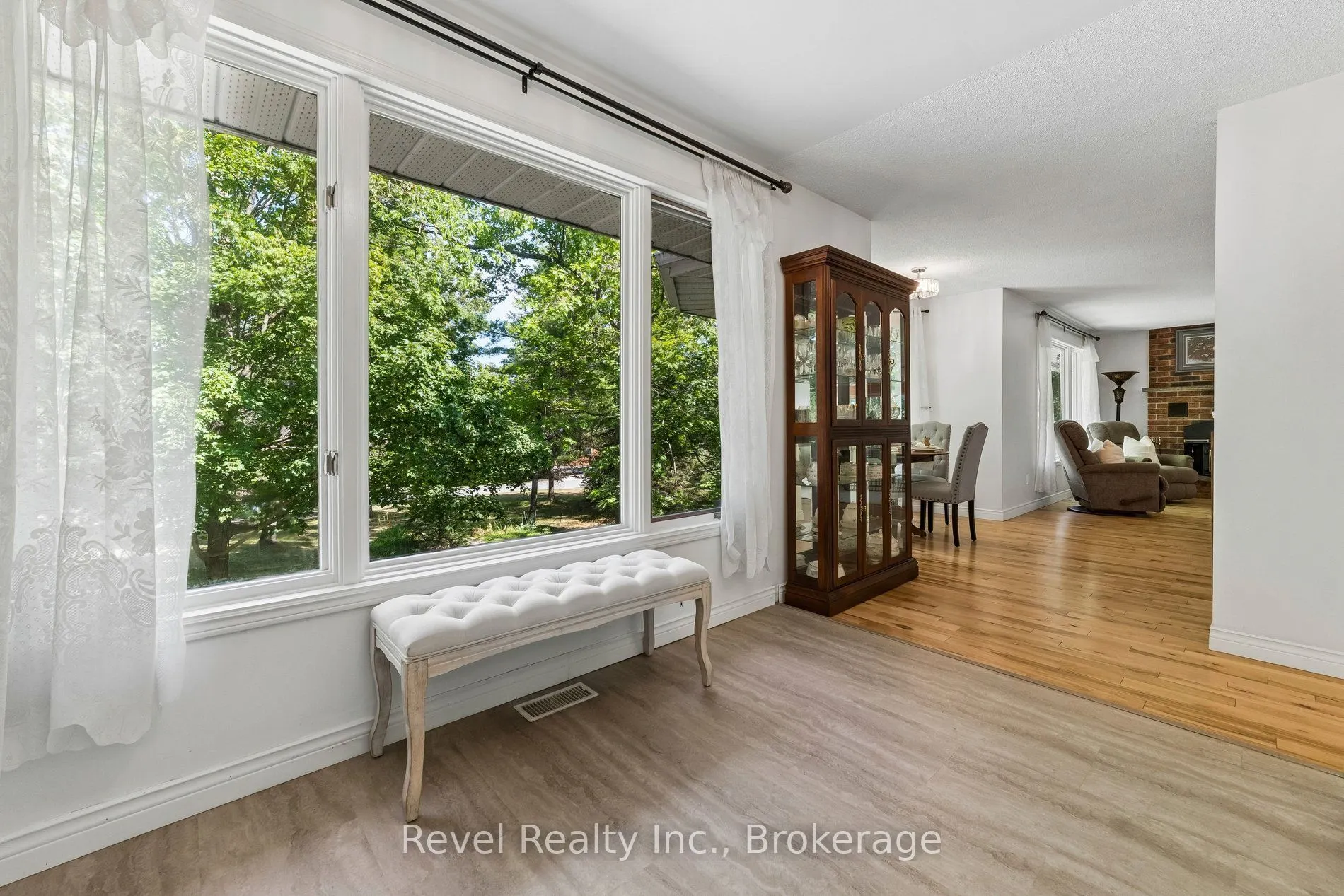 18 Bessie Avenue S