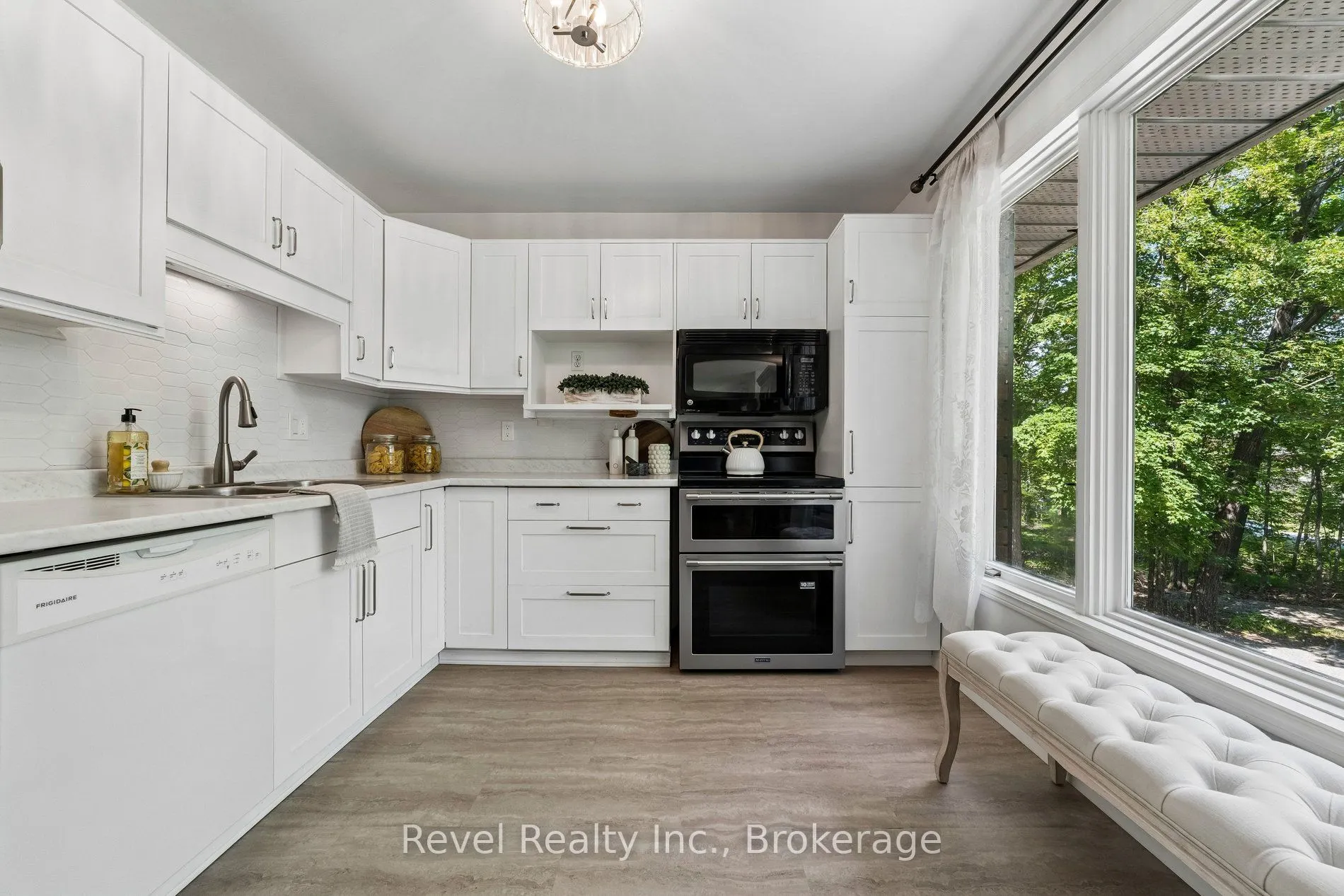 18 Bessie Avenue S