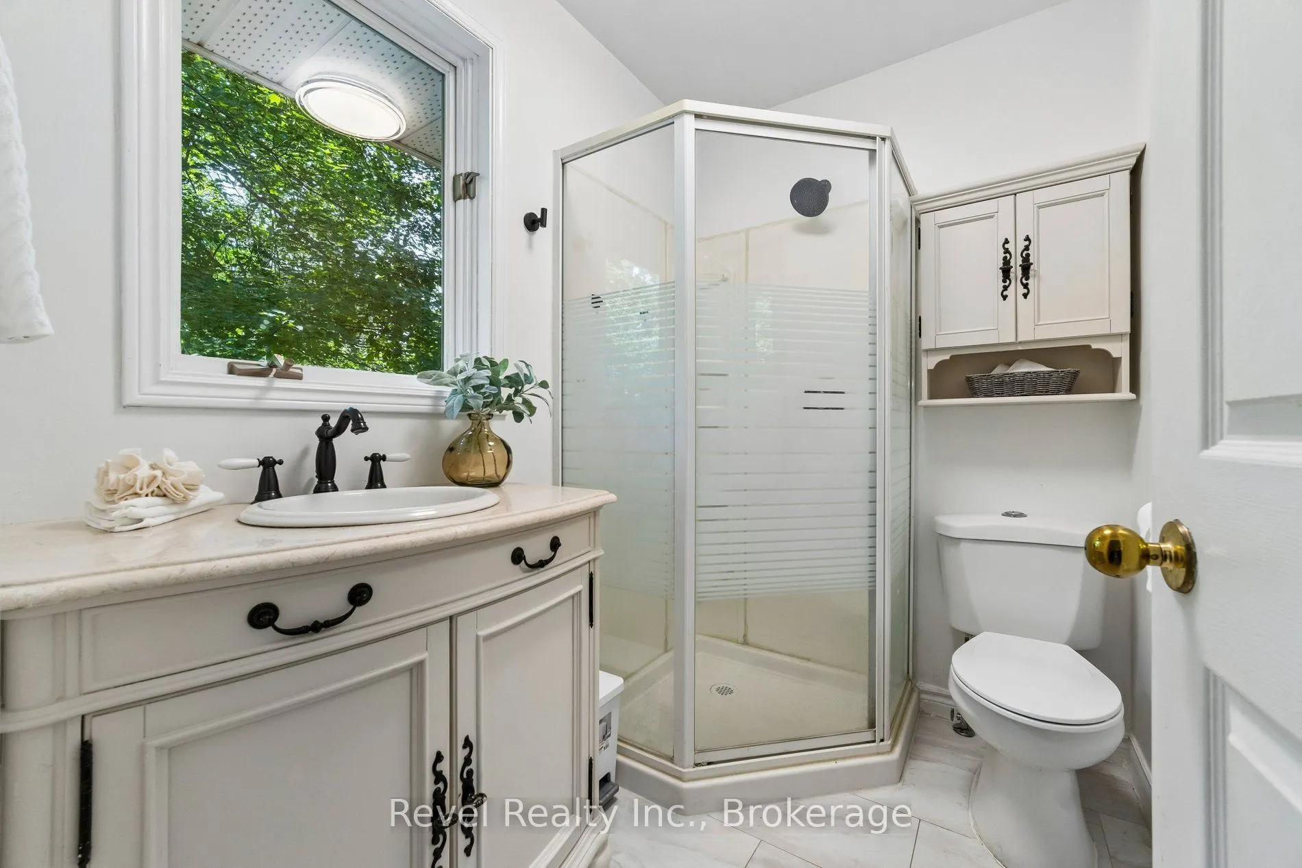 18 Bessie Avenue S