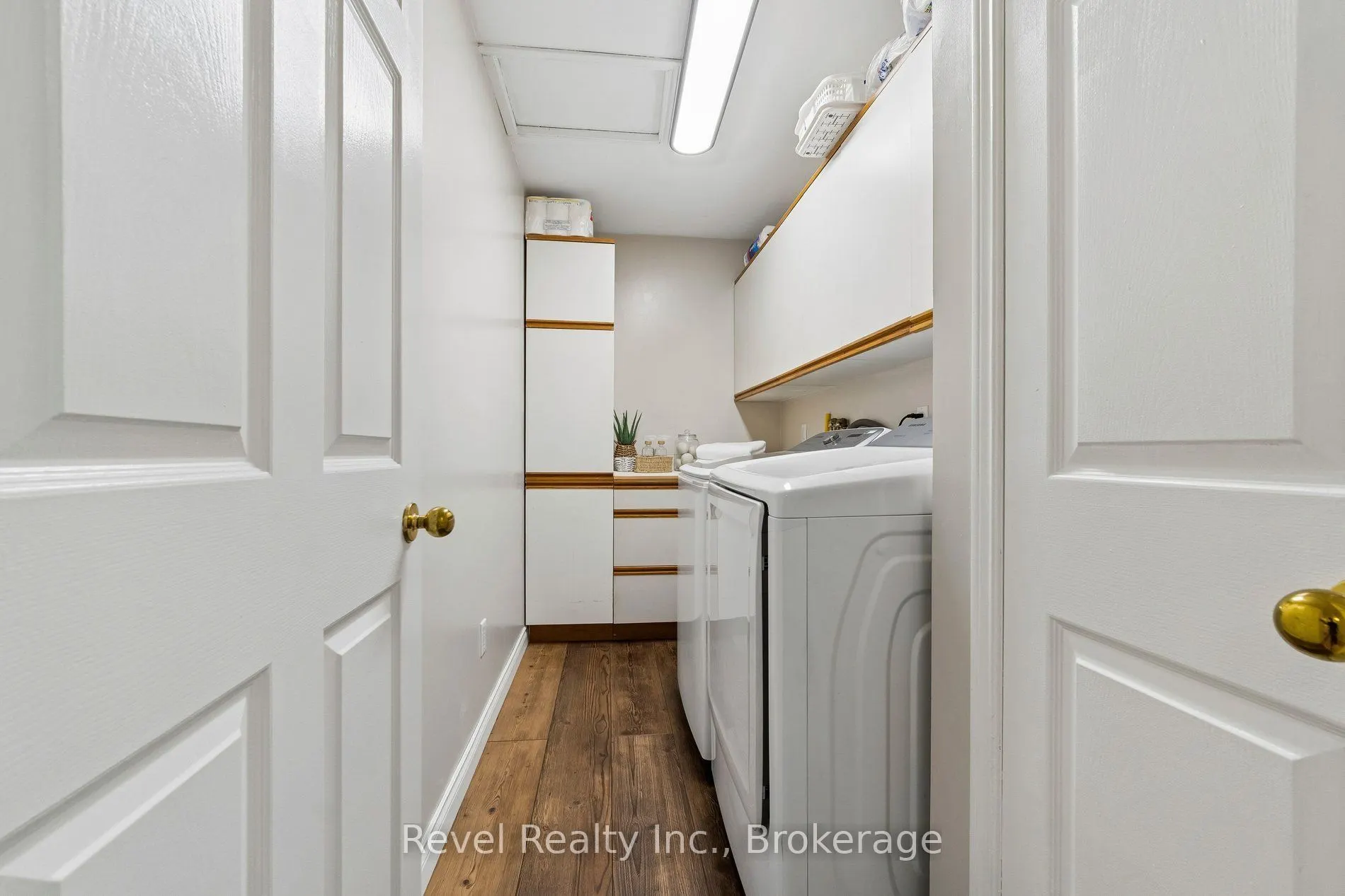 18 Bessie Avenue S
